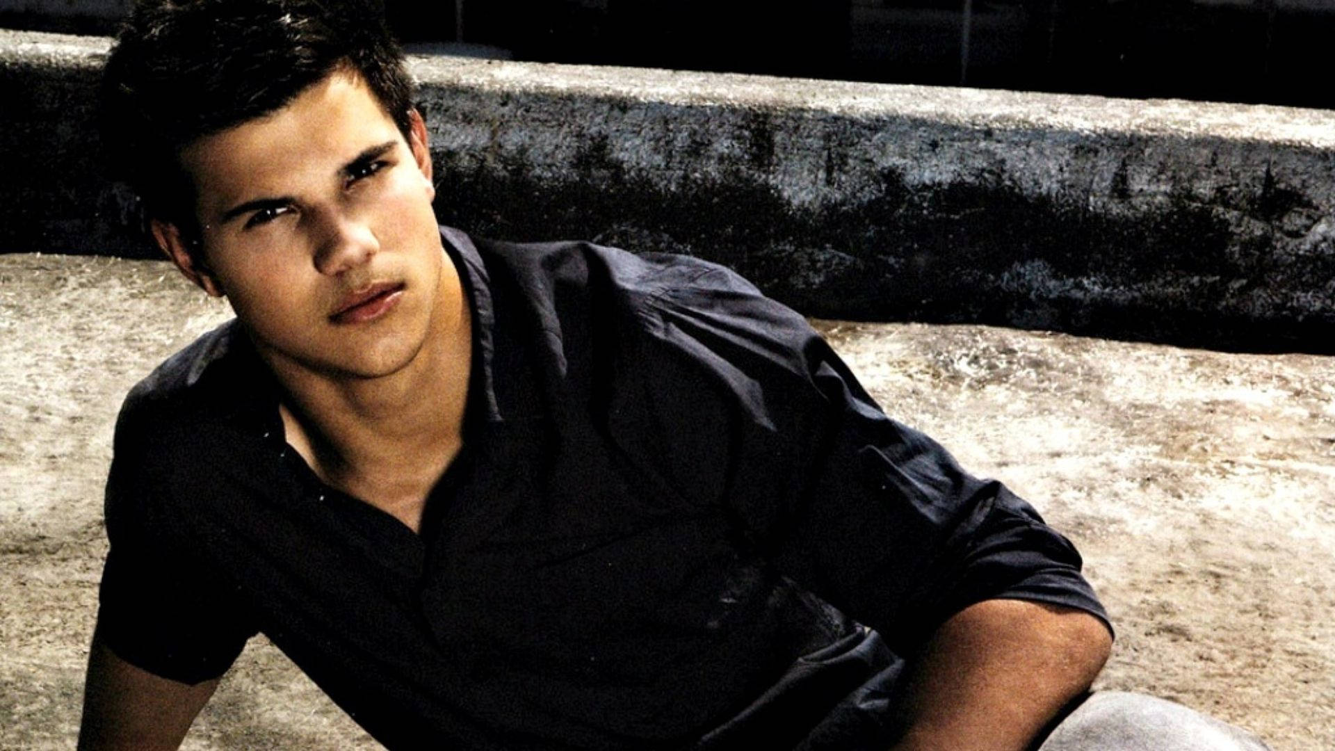 Taylor Lautner, black shirt, weathered concrete wall, Full HD Desktop Wallpaper