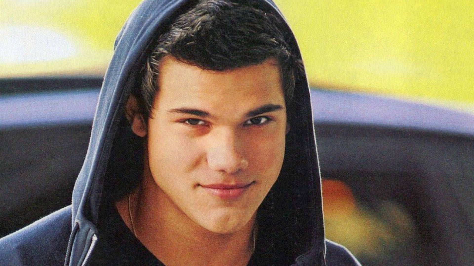 Taylor Lautner, dark hoodie, blurred yellow and blue car background, Full HD Desktop Wallpaper