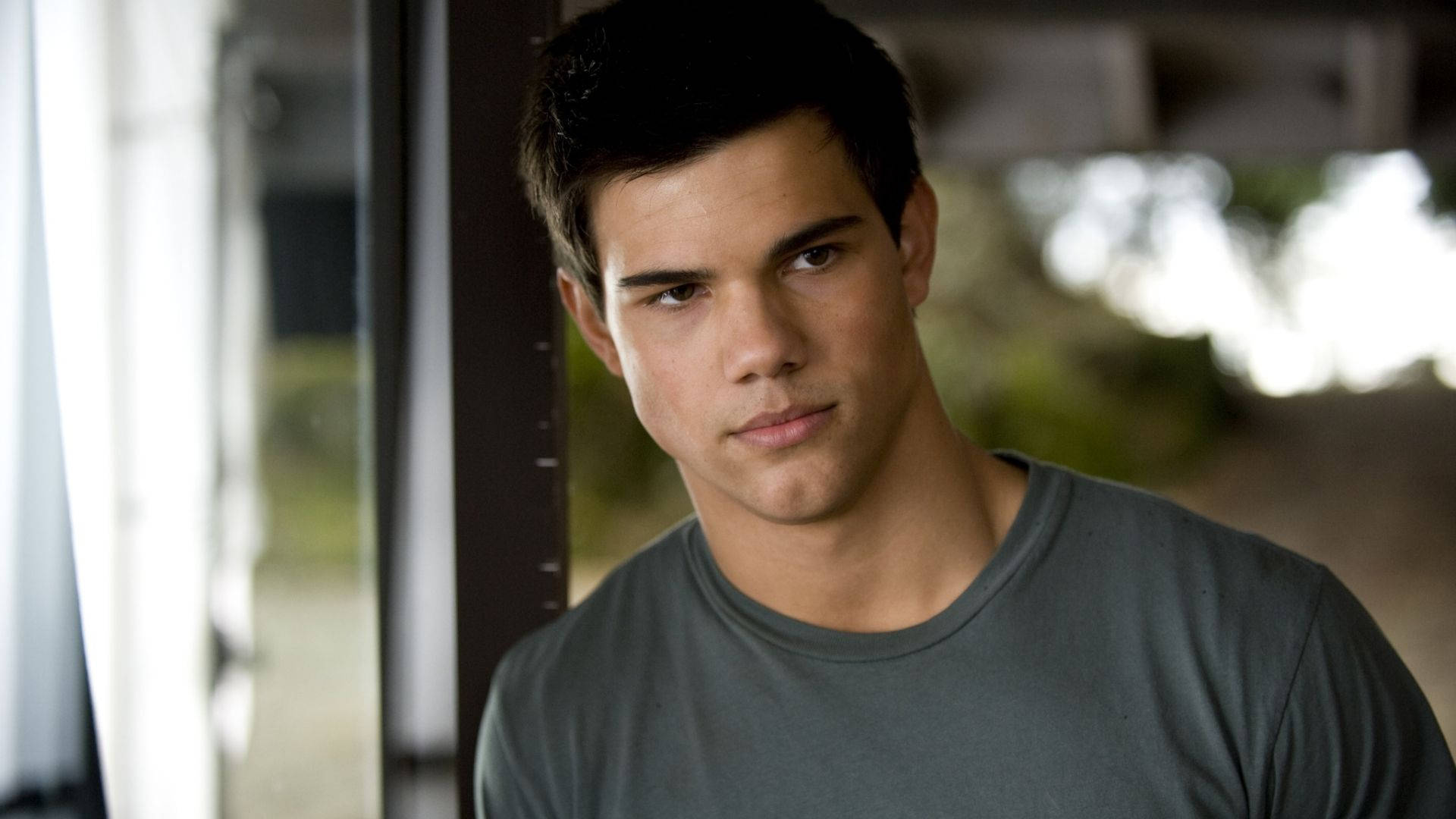 Taylor Lautner, gray t-shirt, dark hair, Full HD Desktop Wallpaper