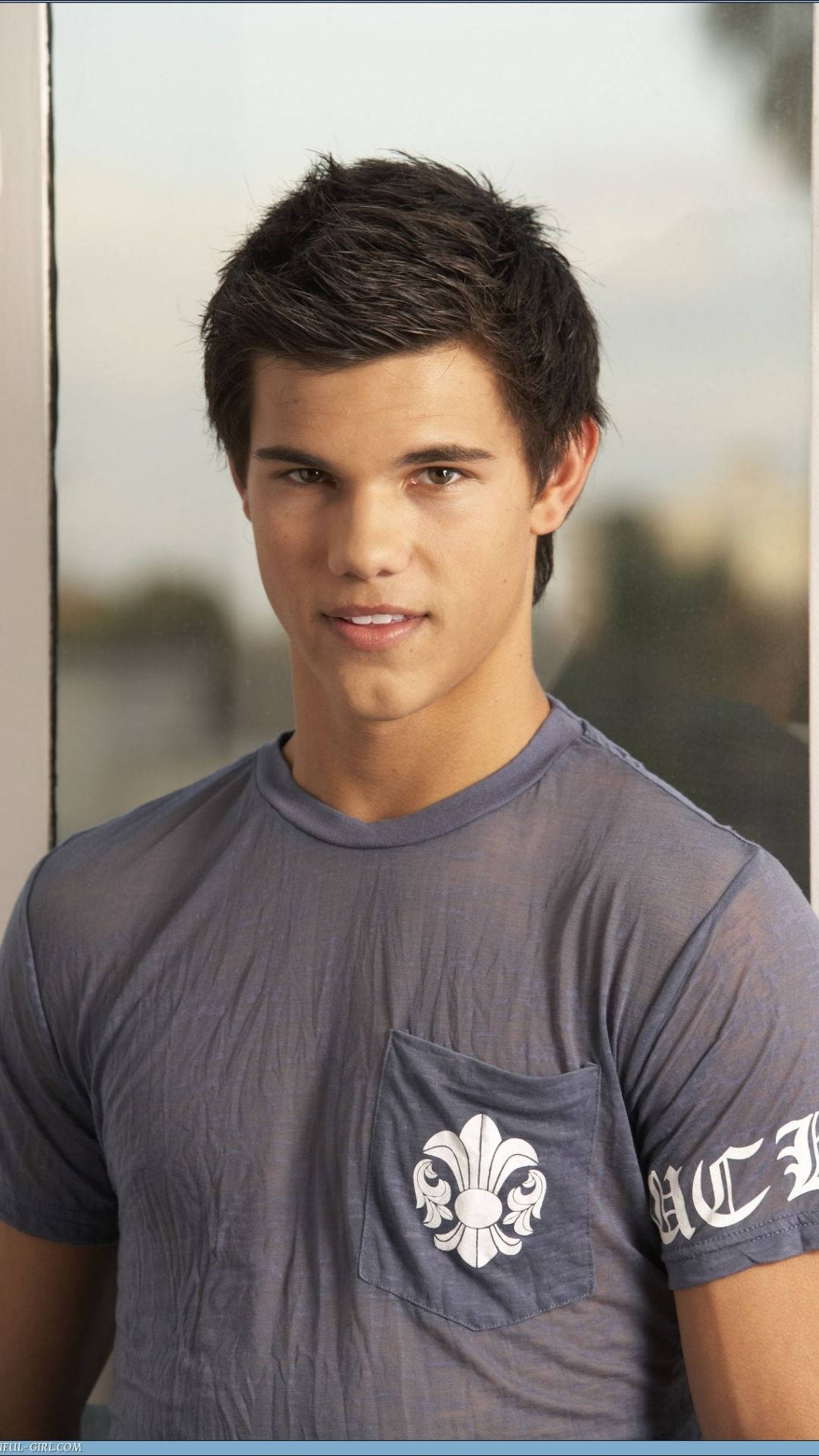 Taylor Lautner, gray t-shirt, white fleur-de-lis pocket design, Full HD Phone Wallpaper