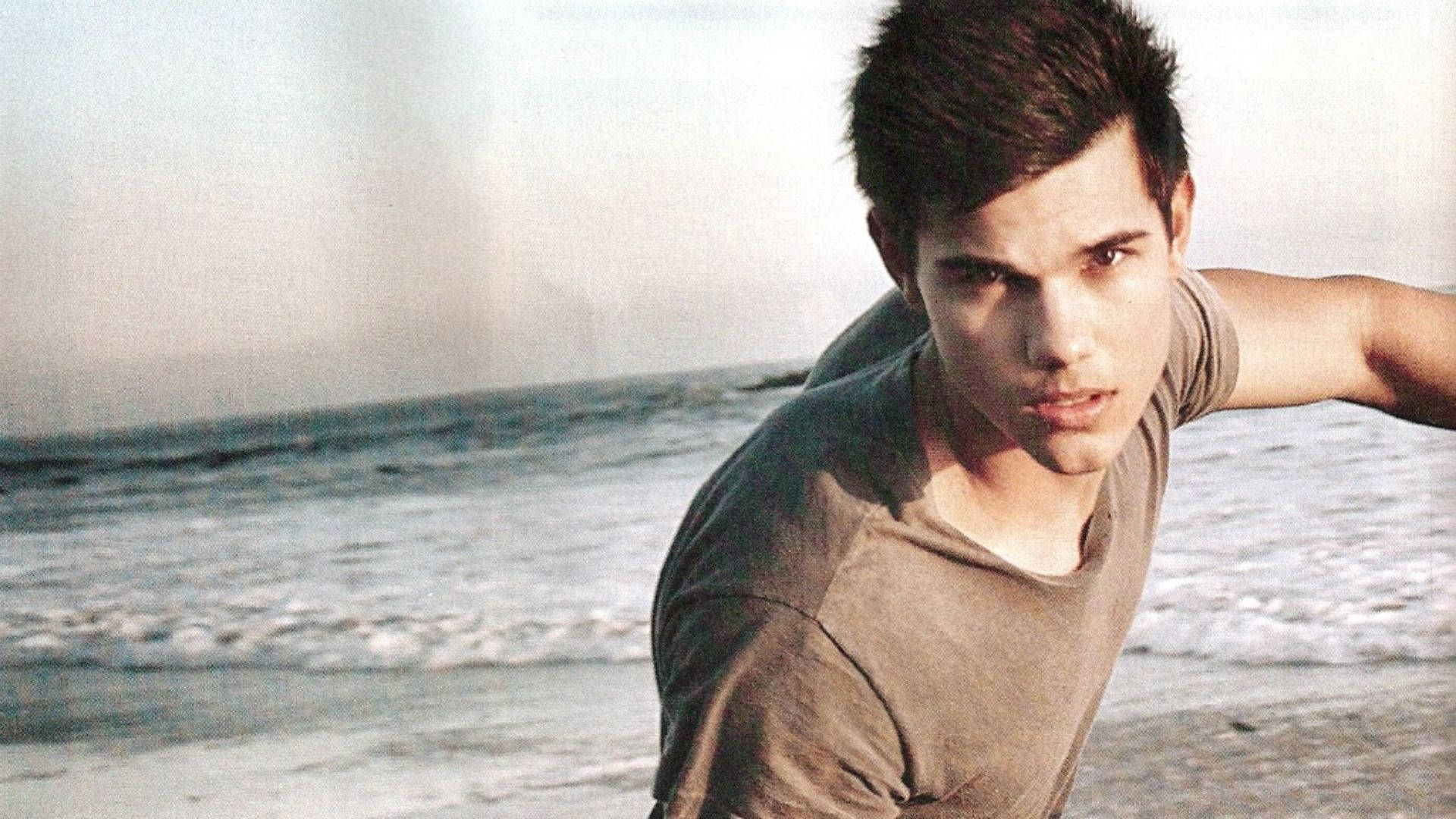Taylor Lautner, beach, ocean waves, Full HD Desktop Wallpaper