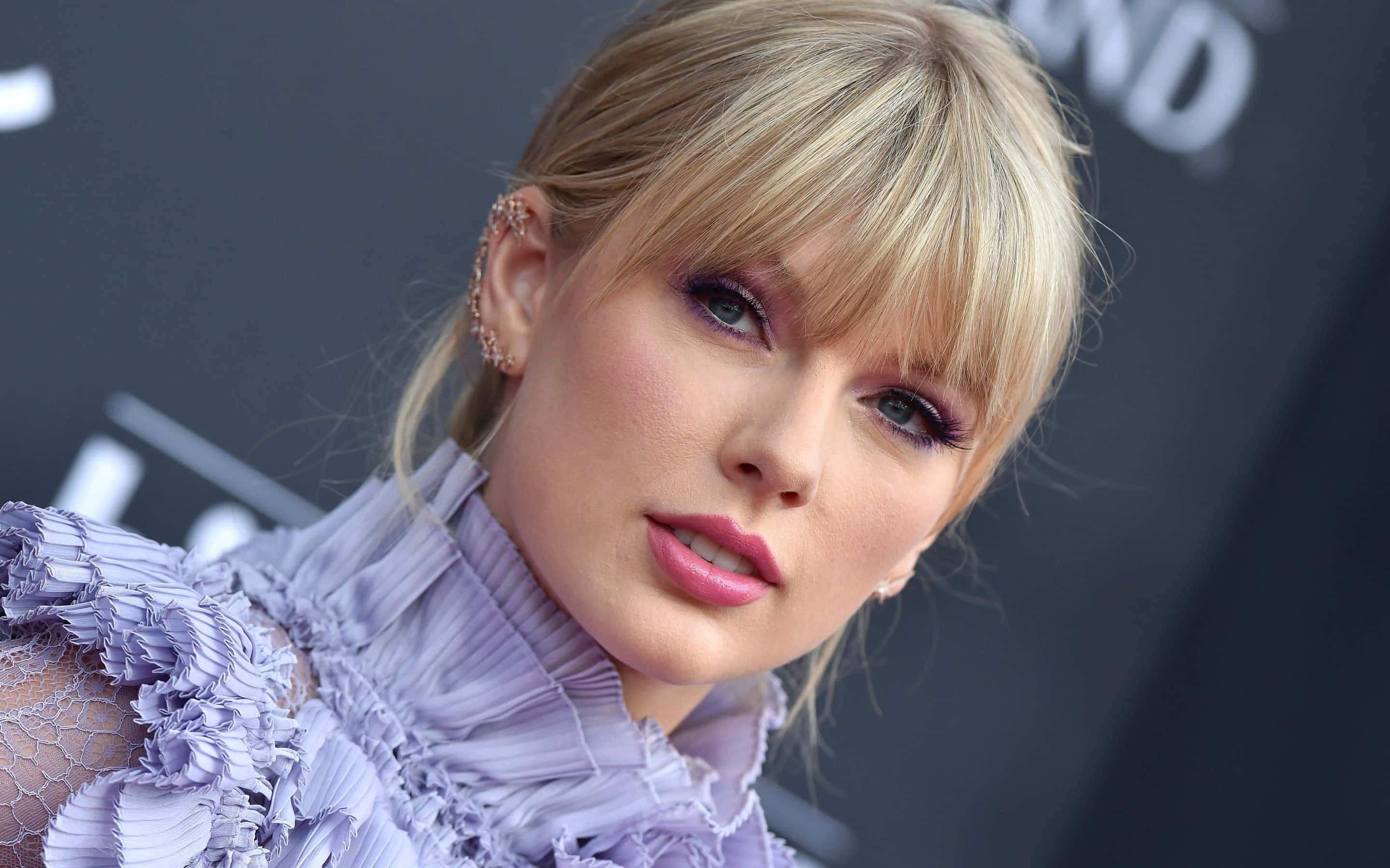 Taylor Swift, lavender ruffled gown, blonde bangs, 2K Desktop Wallpaper
