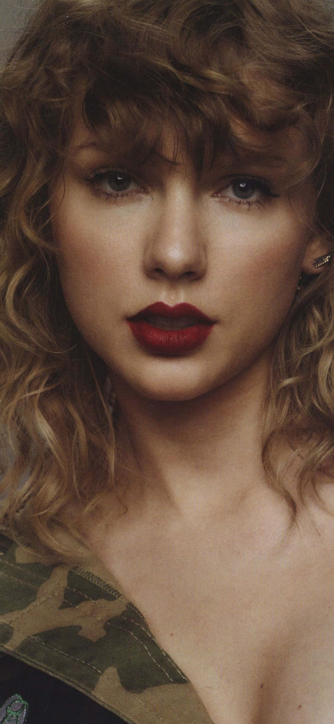 Taylor Swift, curly blonde hair, bold red lipstick, Full HD Phone Wallpaper