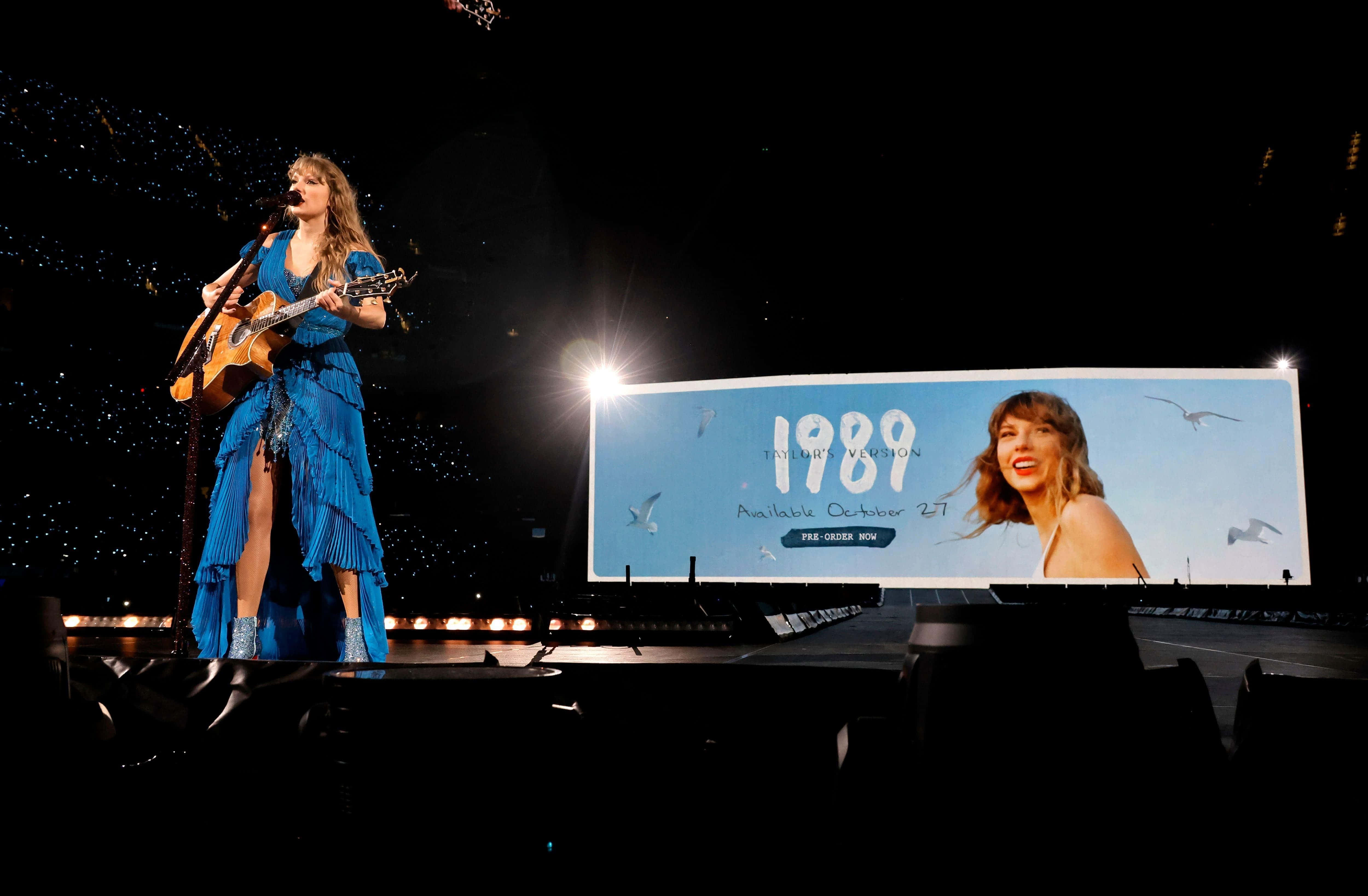 Taylor Swift, 1989 Eras Tour, flowing blue gown, 4K Desktop Wallpaper