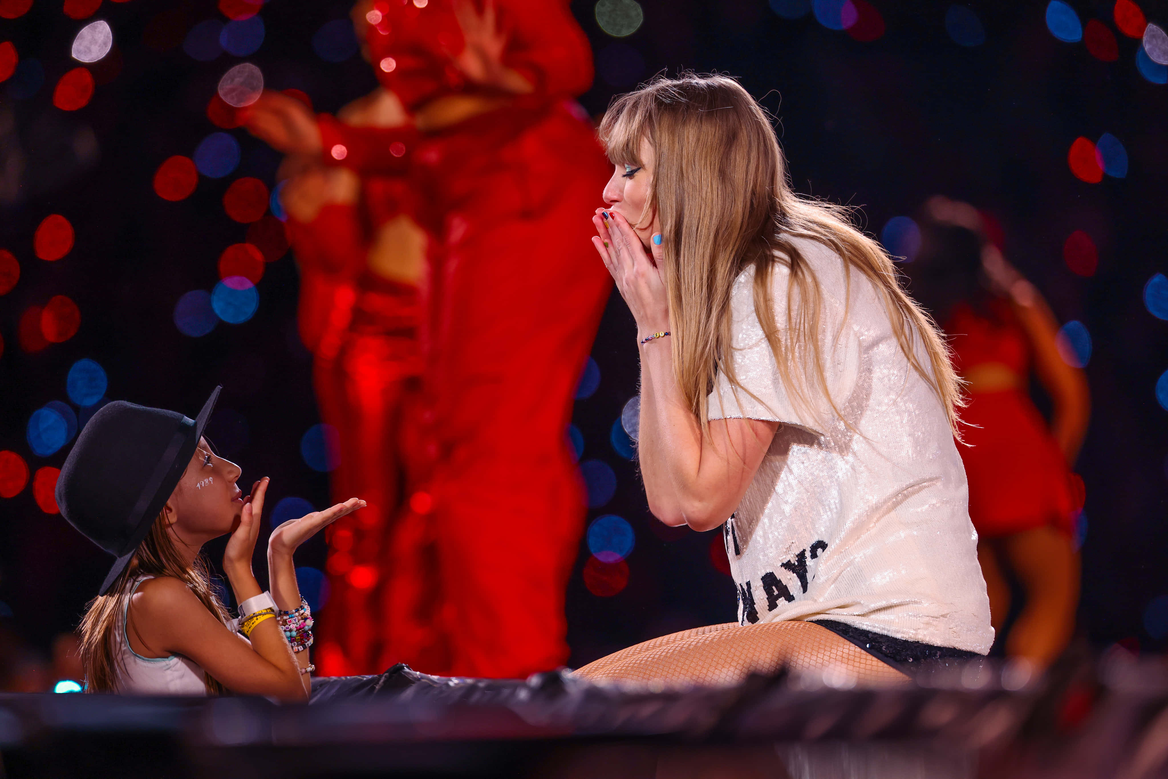 Taylor Swift, concert moment, white sequined shirt, 4K Desktop Wallpaper