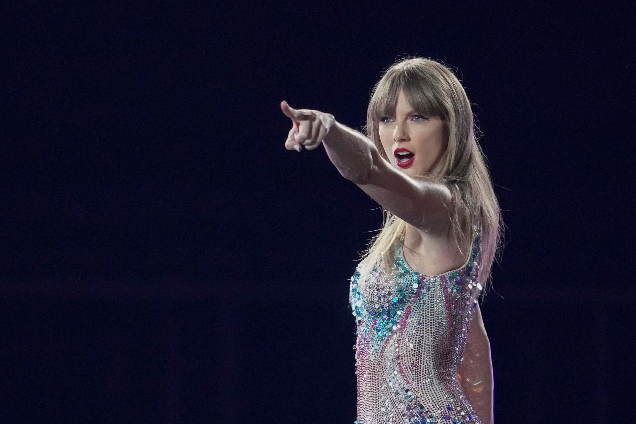 Taylor Swift, sparkling multicolored sequined dress, stage lights, 2K Desktop Wallpaper