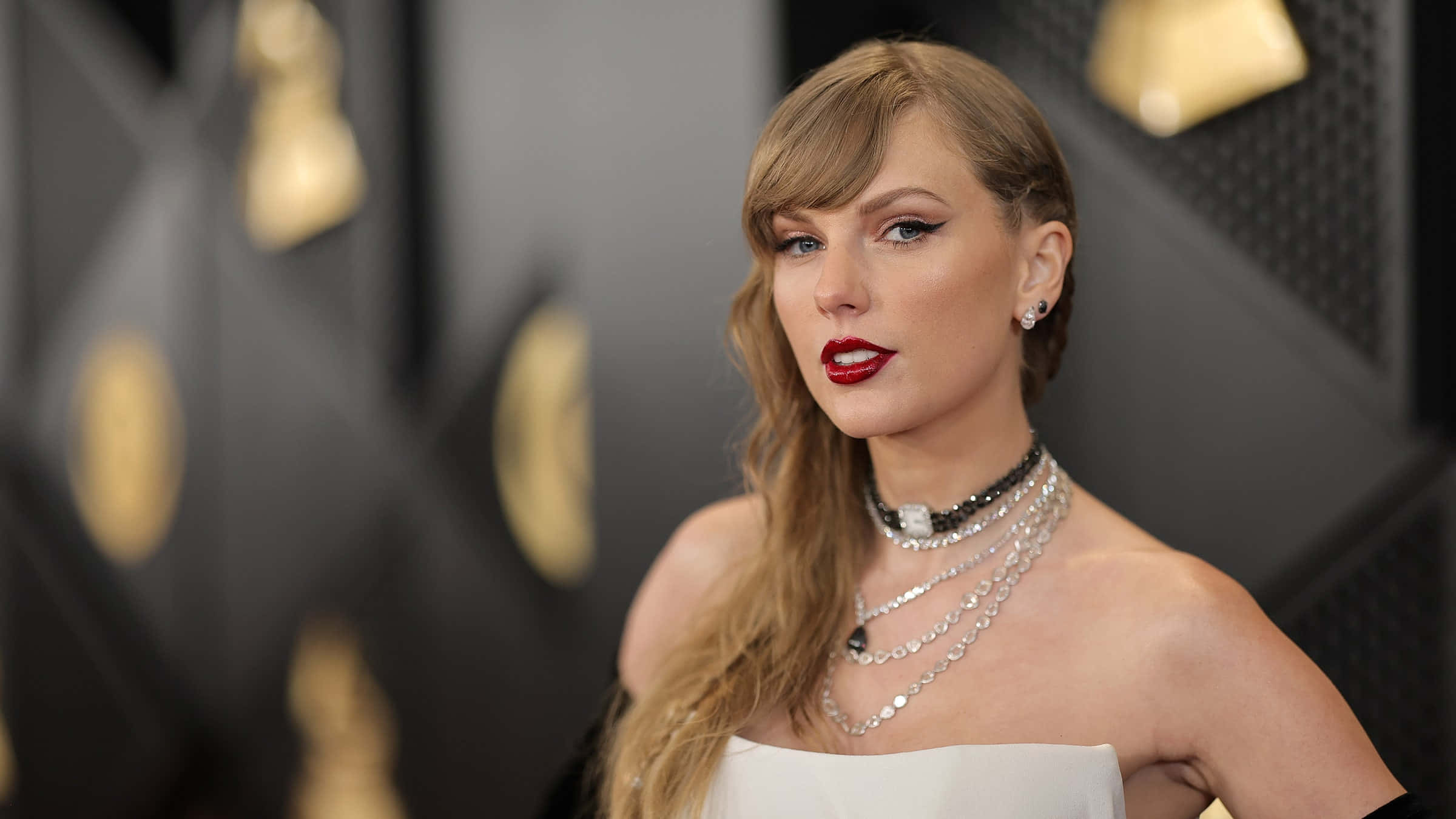 Taylor Swift, white strapless gown, layered diamond necklaces, Full HD Desktop Wallpaper