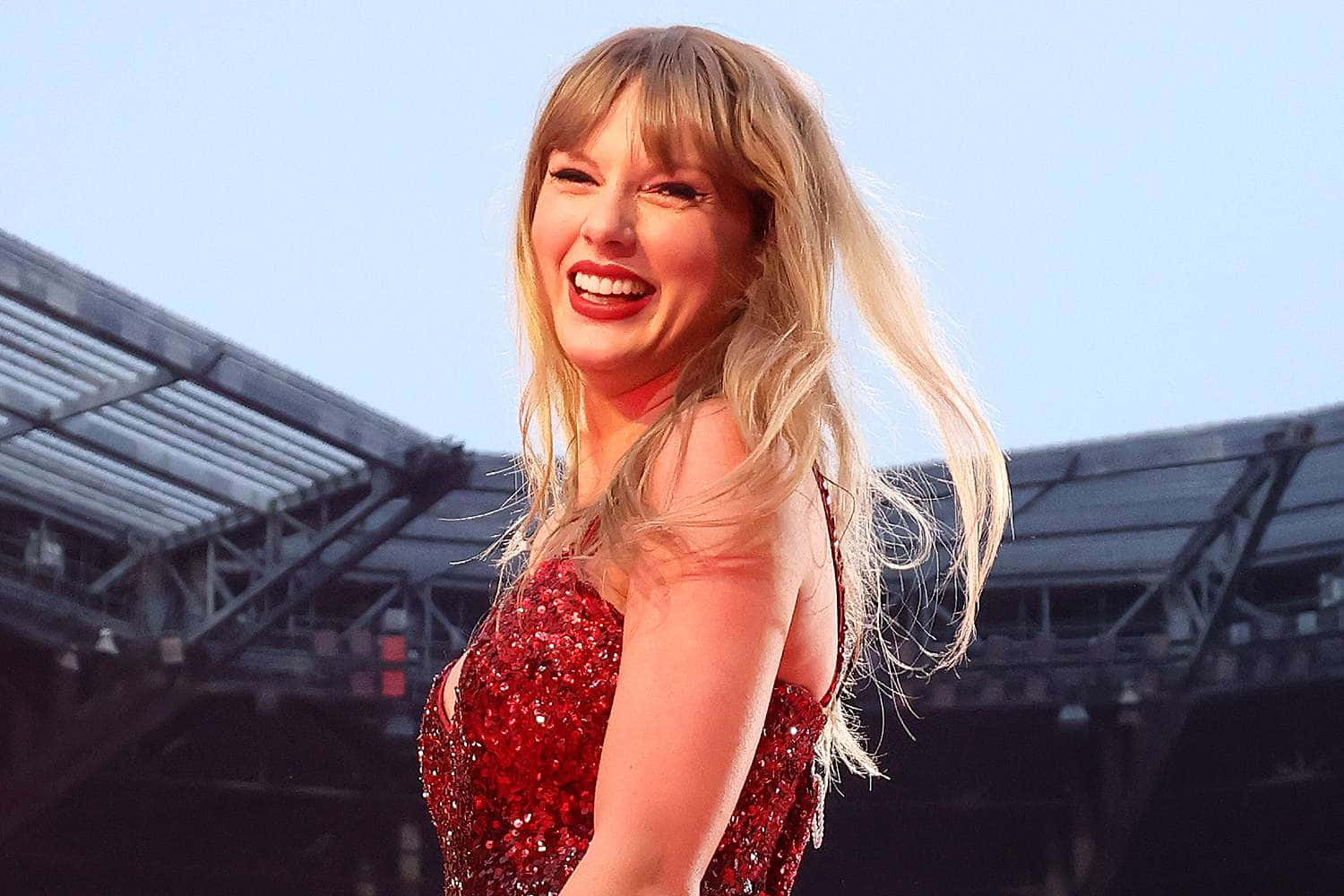 Taylor Swift, sparkling red dress, stadium's steel roof, HD Desktop Wallpaper