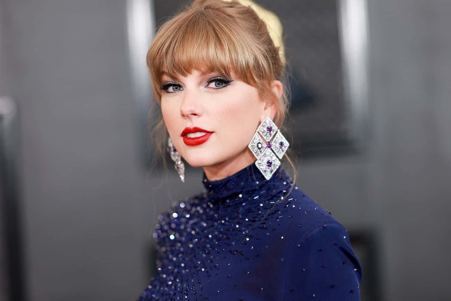 Taylor Swift, navy blue turtleneck dress, bold red lips, HD Desktop Wallpaper