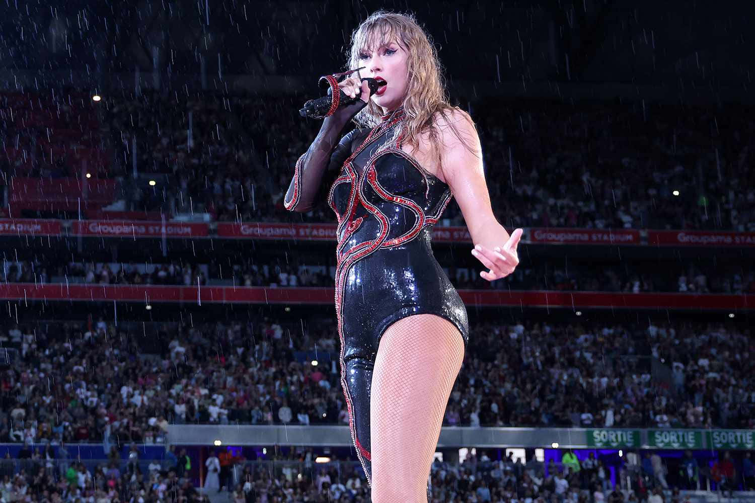 Taylor Swift, black sequined bodysuit, falling rain, HD Desktop Wallpaper