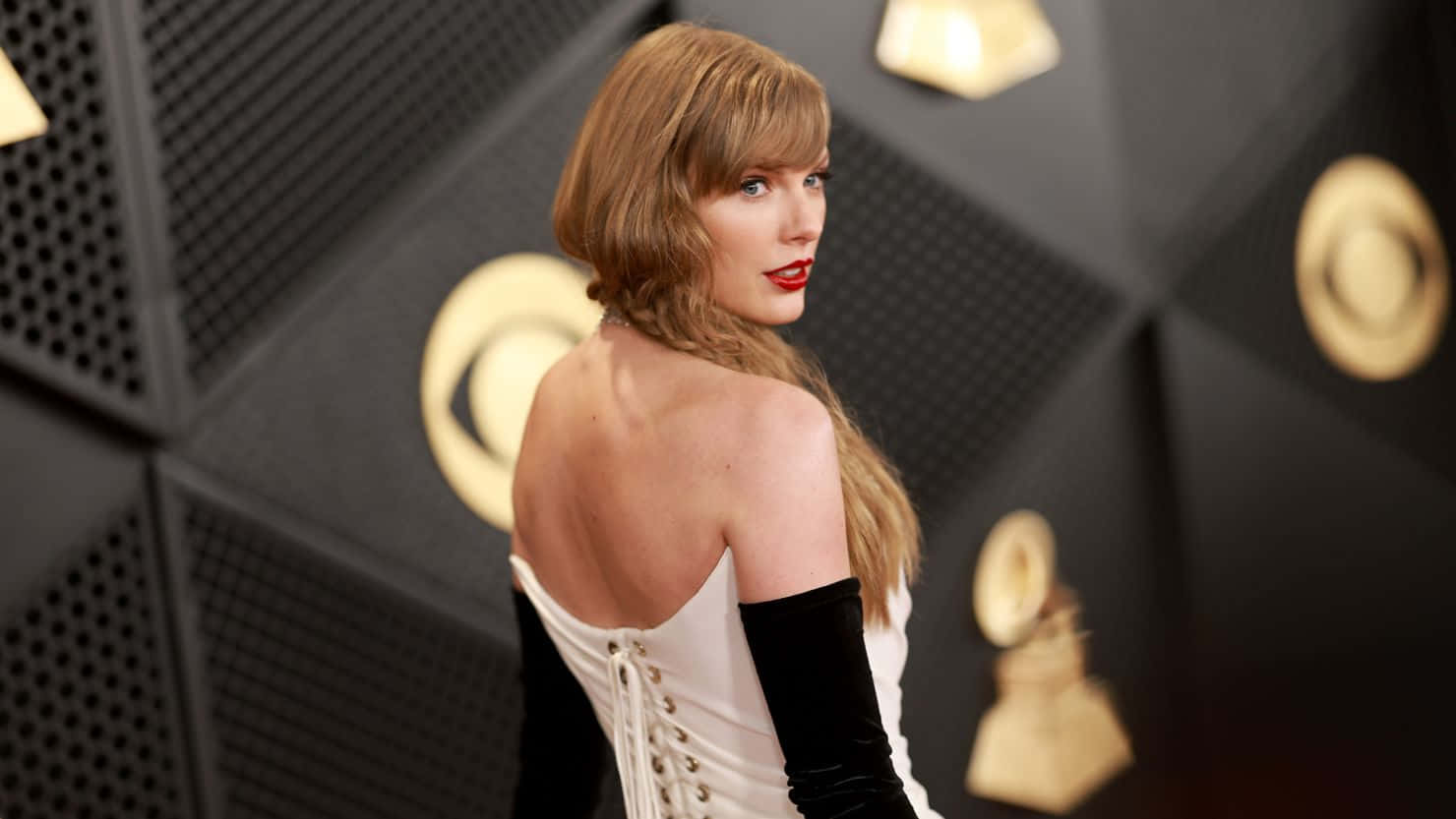 Taylor Swift, white corset dress, black velvet sleeves, HD Desktop Wallpaper