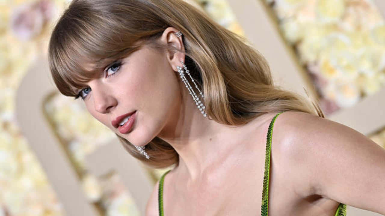 Taylor Swift, green beaded dress, sparkling dangling earrings, HD Desktop Wallpaper