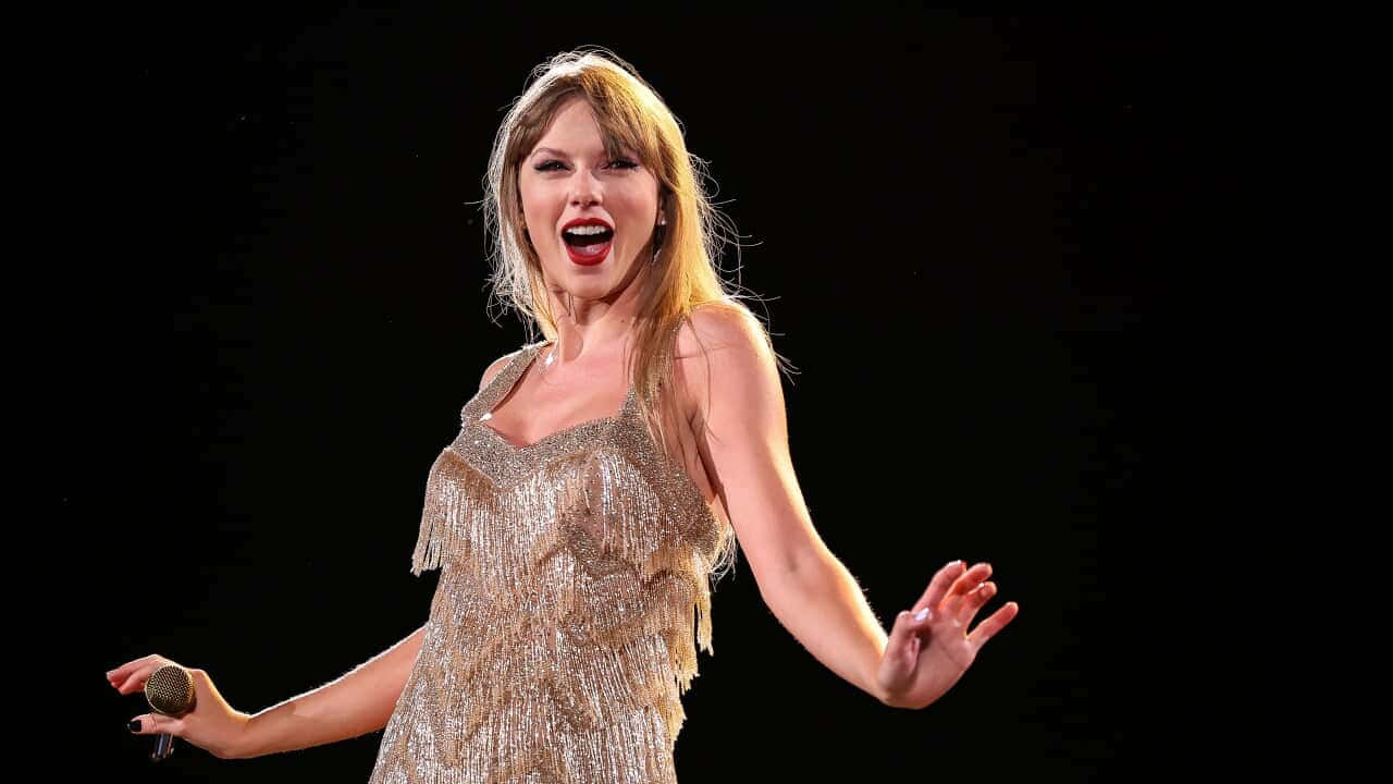 Taylor Swift, shimmering gold fringed dress, dark stage backdrop, HD Desktop Wallpaper