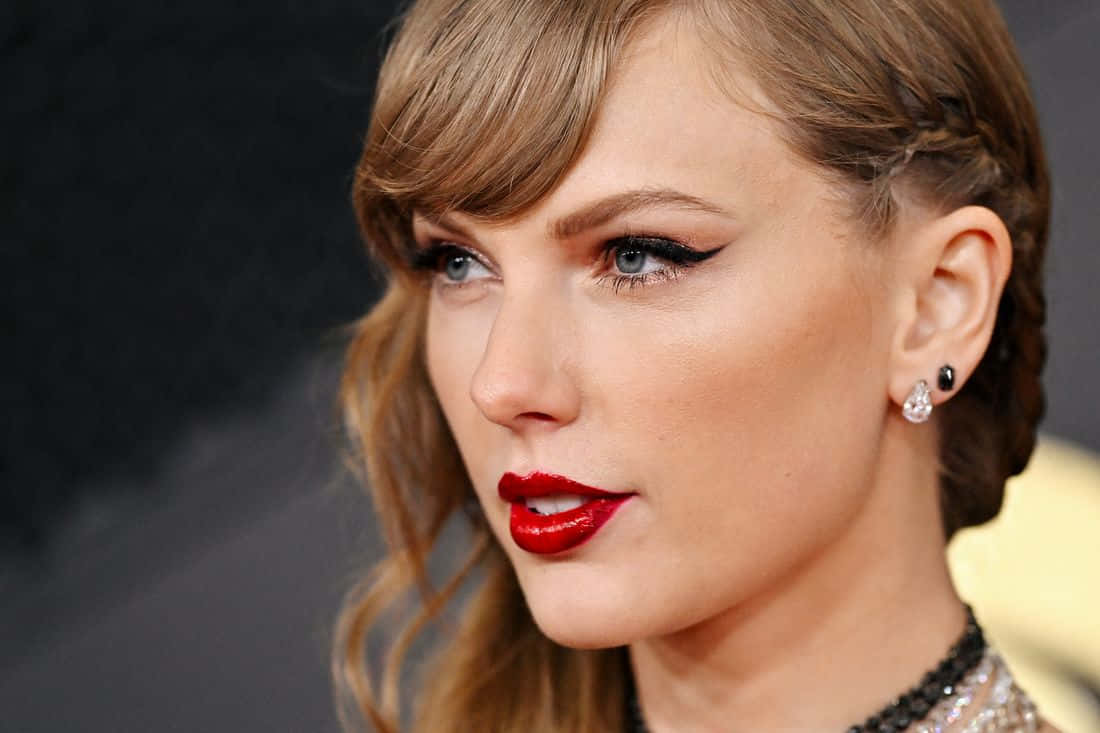 Taylor Swift, bold red lips, black eyeliner, SD Desktop Wallpaper