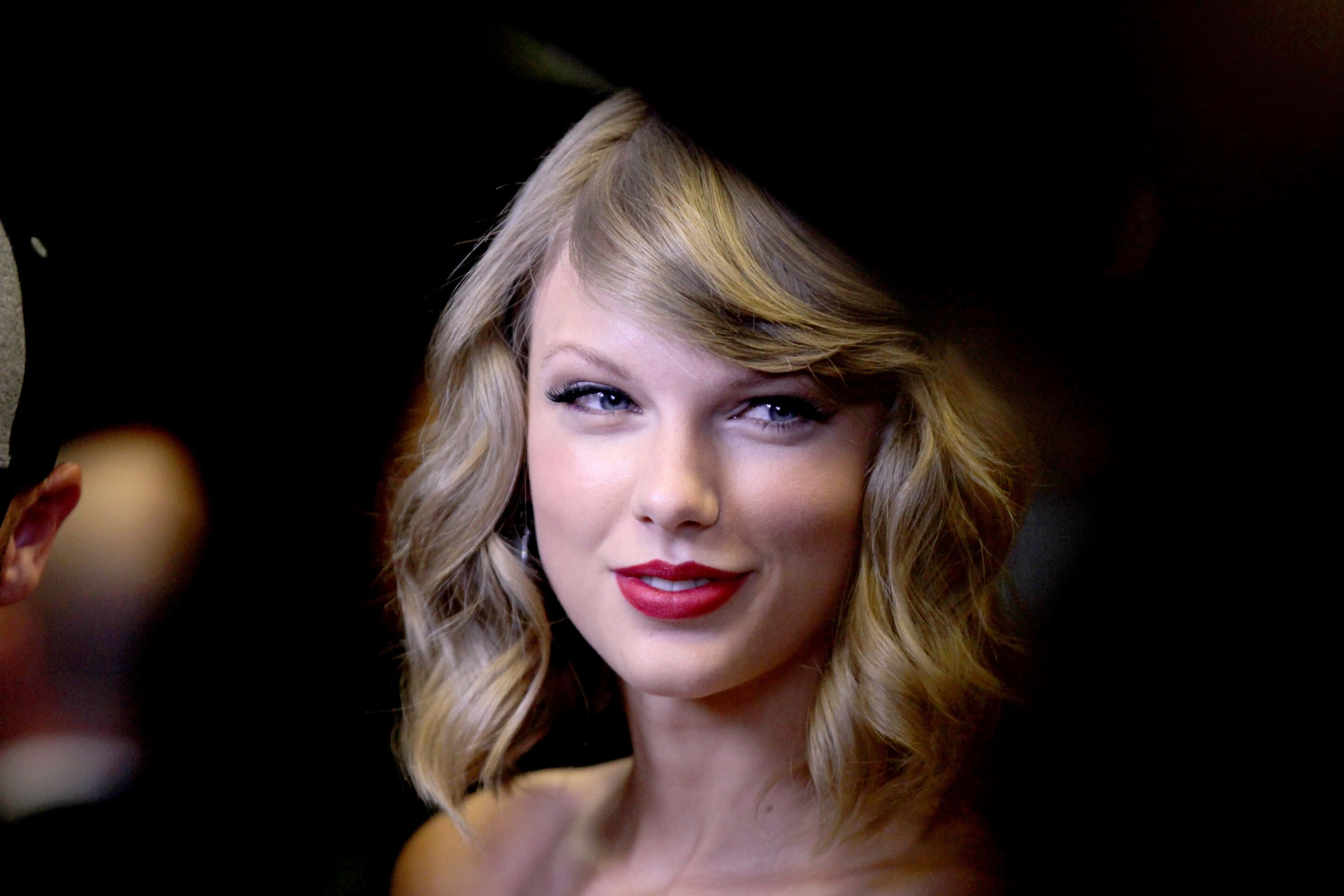 Taylor Swift, red lipstick, blonde hair, 2K Desktop Wallpaper