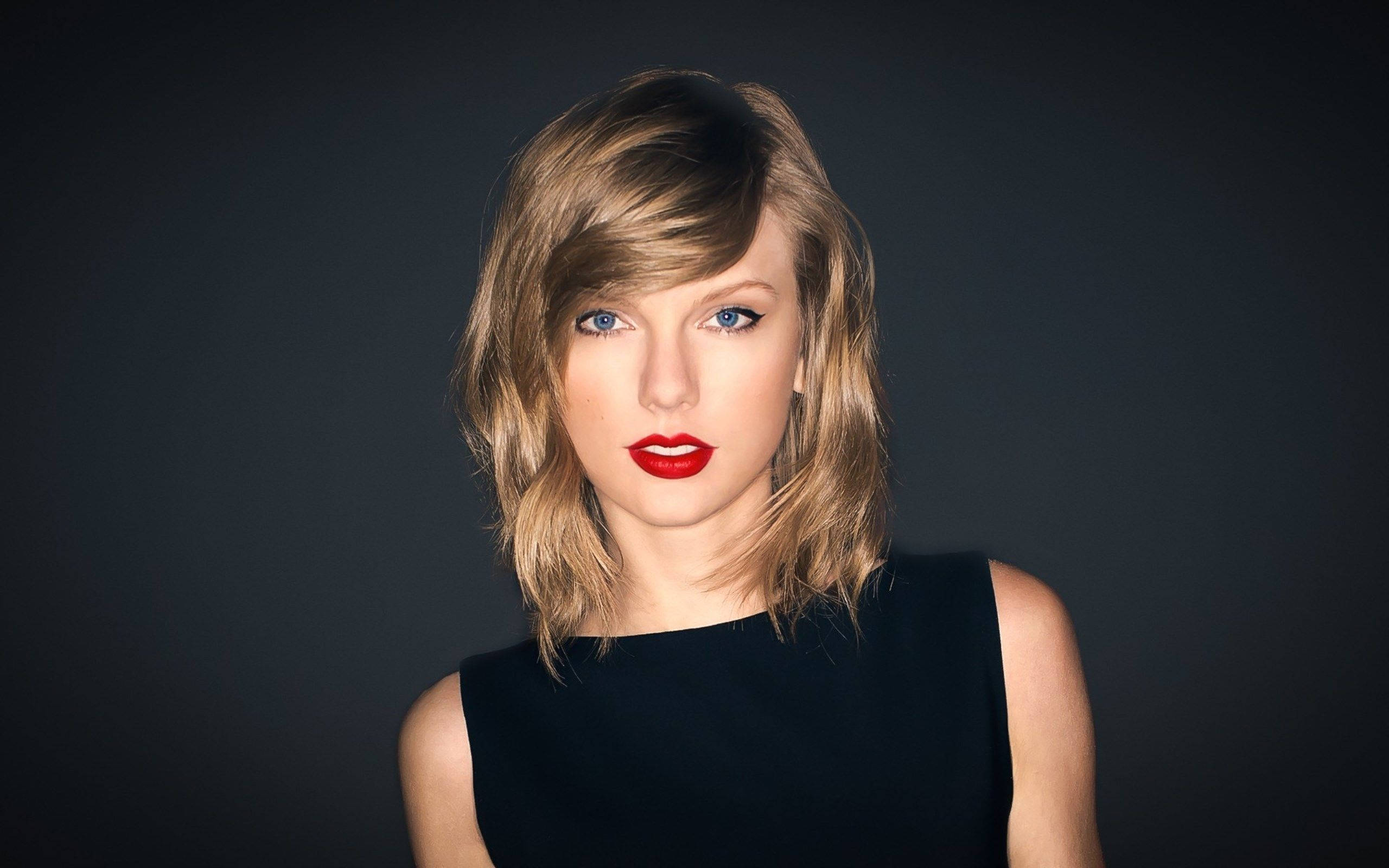 Taylor Swift, blonde hair, bold red lips, 2K Desktop Wallpaper