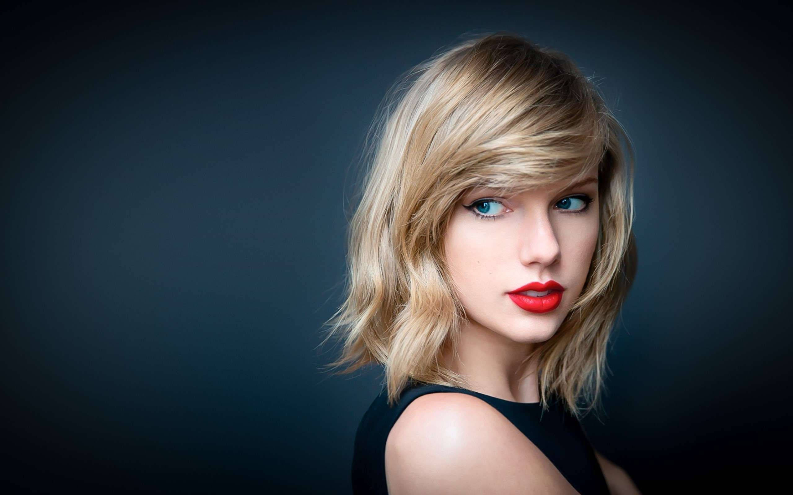 Taylor Swift, blonde hair, bold red lips, 2K Desktop Wallpaper