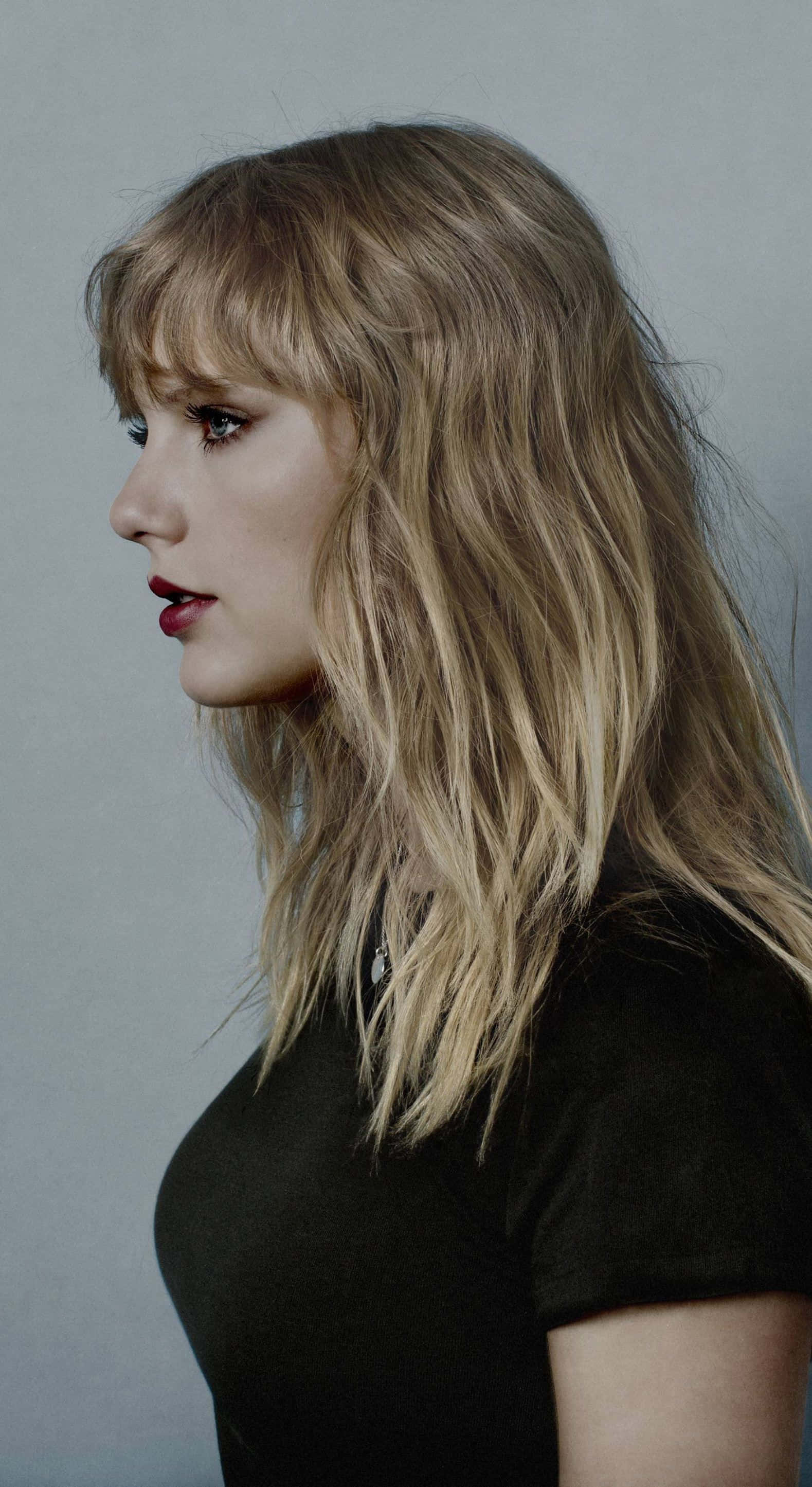 Taylor Swift, blonde hair, red lips, 2K Phone Wallpaper