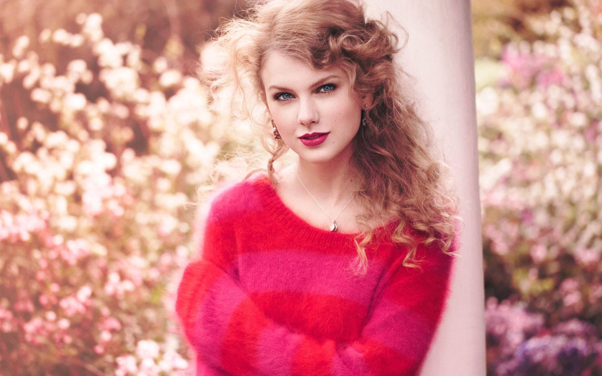 Taylor Swift, pink-red outfit, curly blonde hair, Full HD Desktop Wallpaper