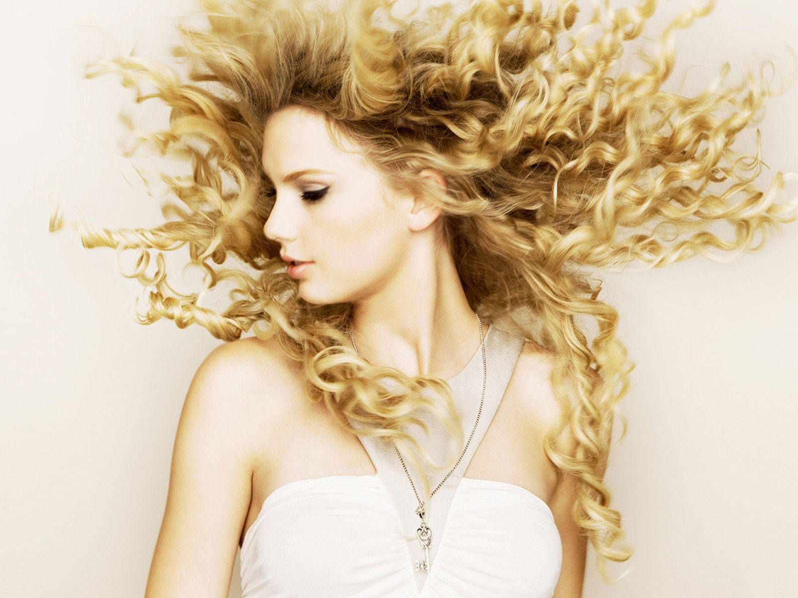 Taylor Swift, heavy curls, golden curls, HD Desktop Wallpaper
