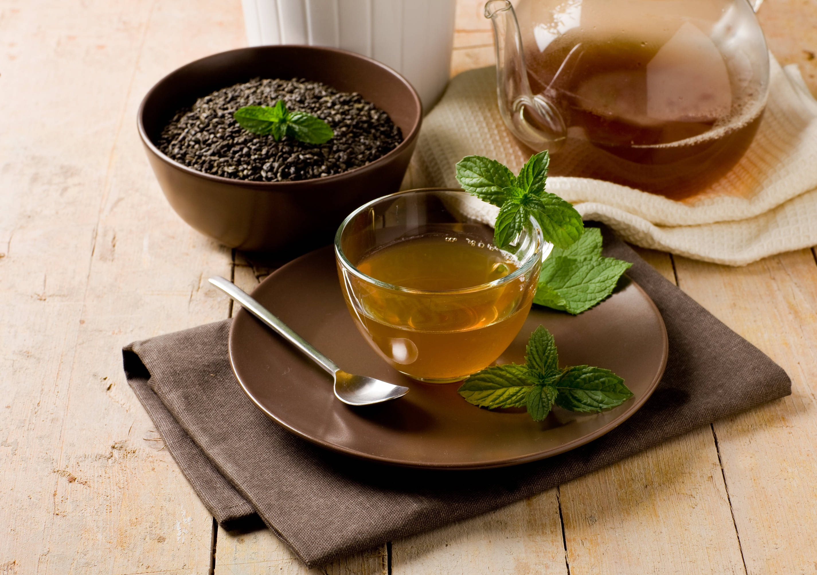 golden mint tea, brown plate, fresh mint leaves, 2K Desktop Wallpaper