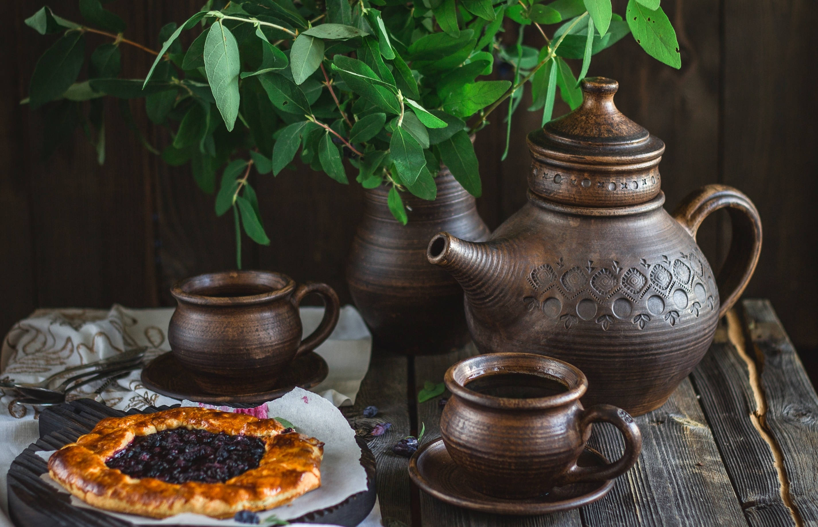 bronze tea set, glazed clay teapot, golden berry galette, 2K Desktop Wallpaper