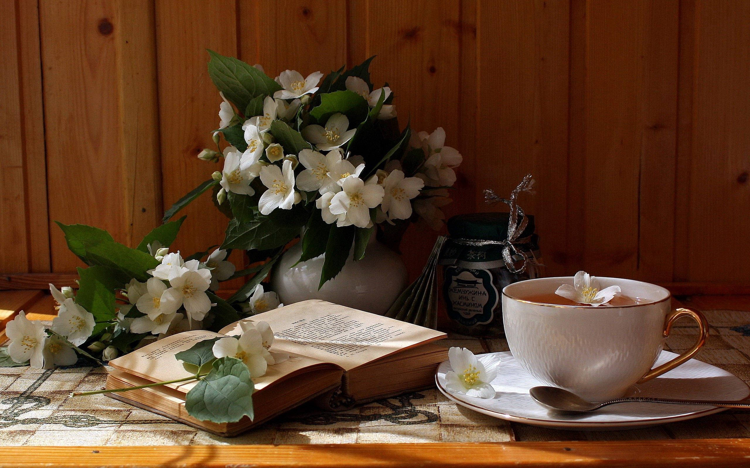 sunlit wooden table, cup of tea, vase of white jasmine flowers, 2K Desktop Wallpaper