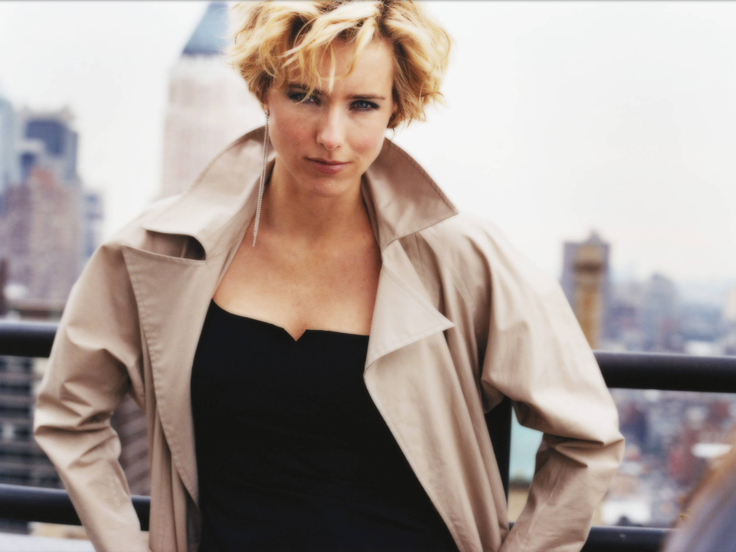 Tea Leoni, khaki coat, beige trench coat, 2K Desktop Wallpaper