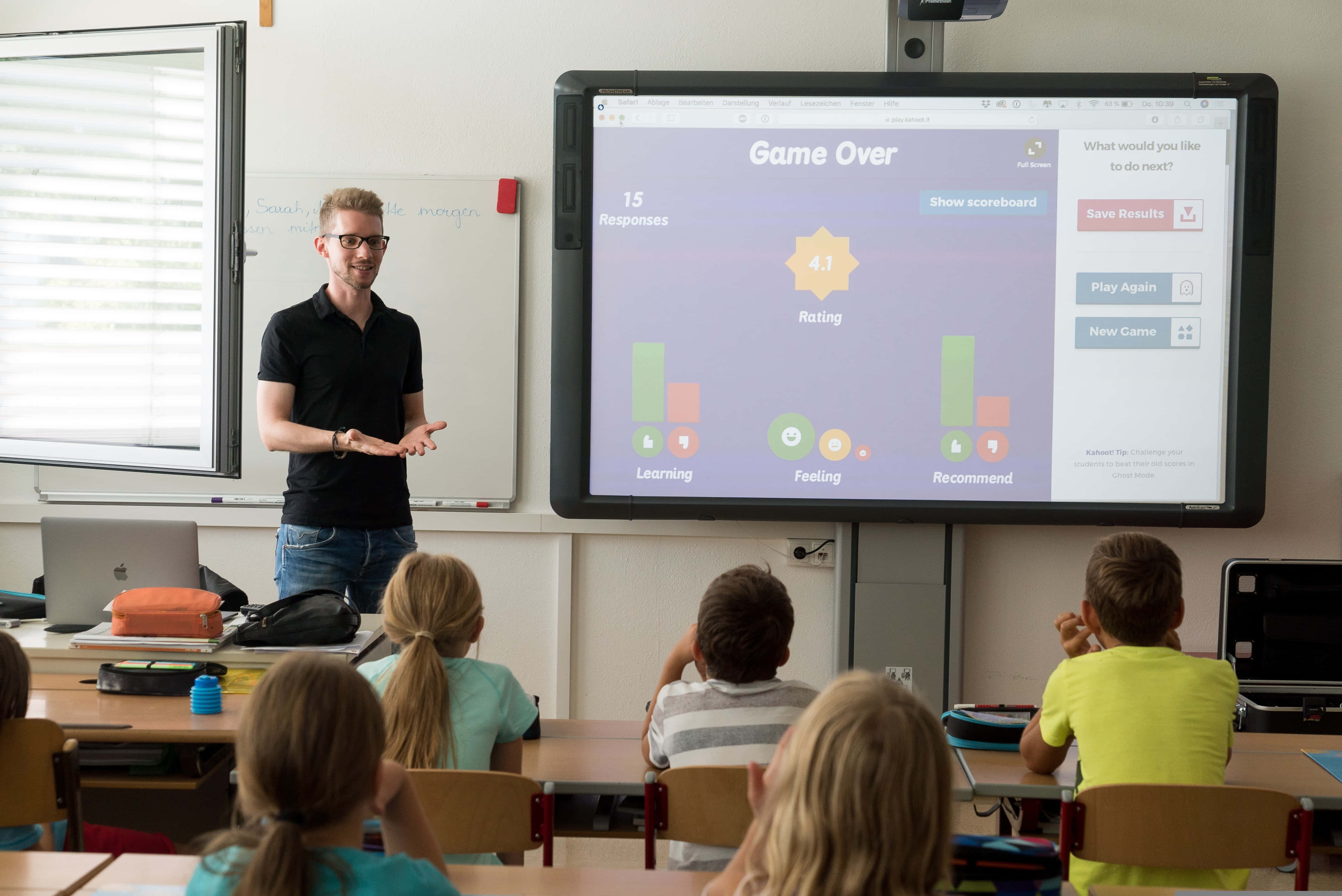 Interactive Learning Session, classroom, large screen, 4K Desktop Wallpaper