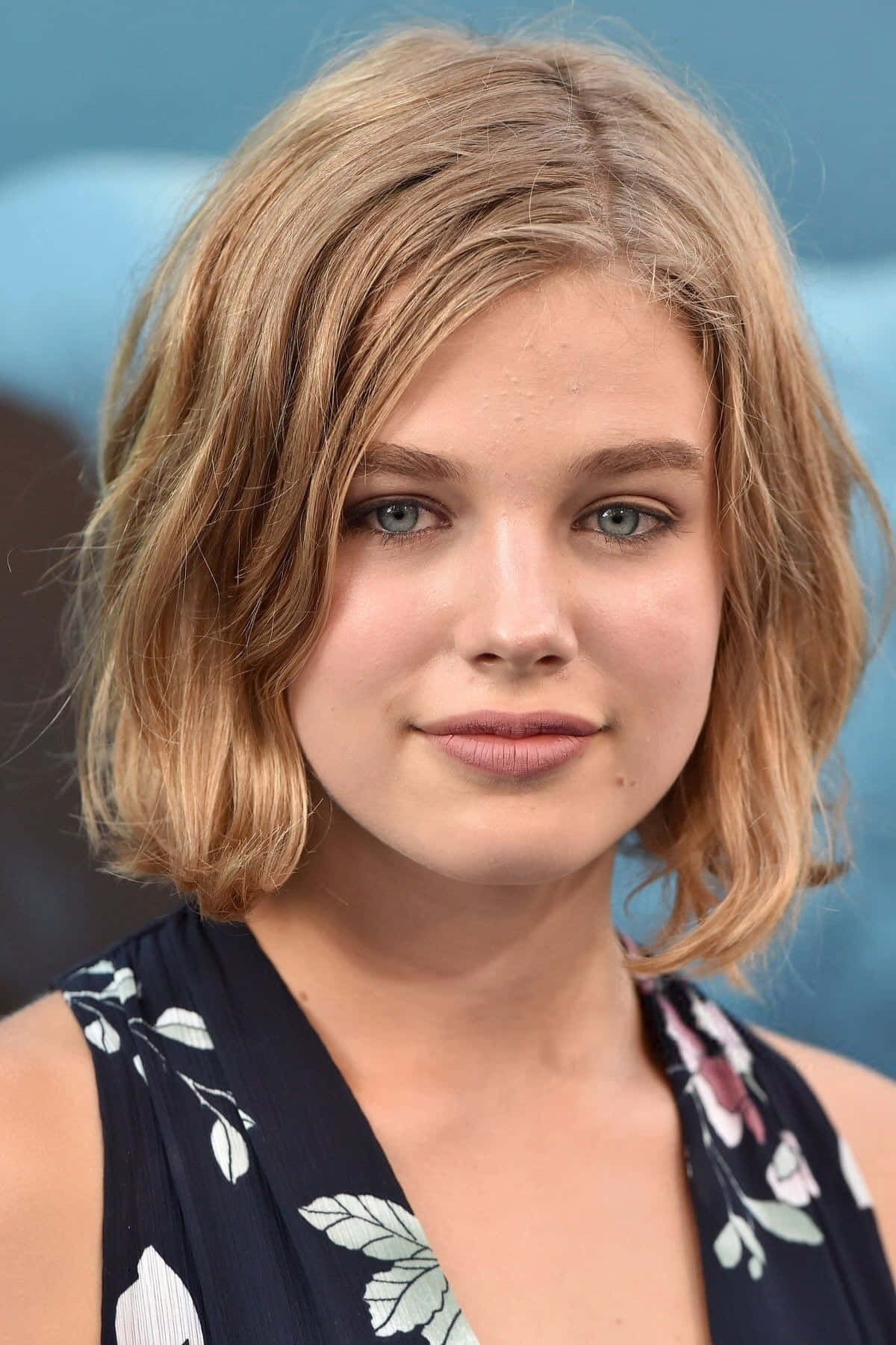 Teagan Croft, blonde wavy bob hair, blue eyes, HD Phone Wallpaper