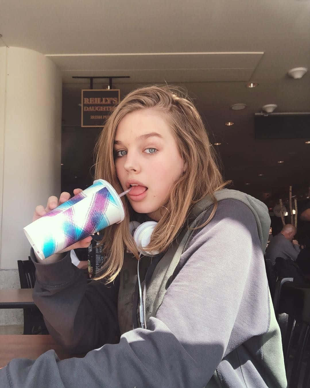 Teagan Croft, cafe, blonde hair, HD Phone Wallpaper