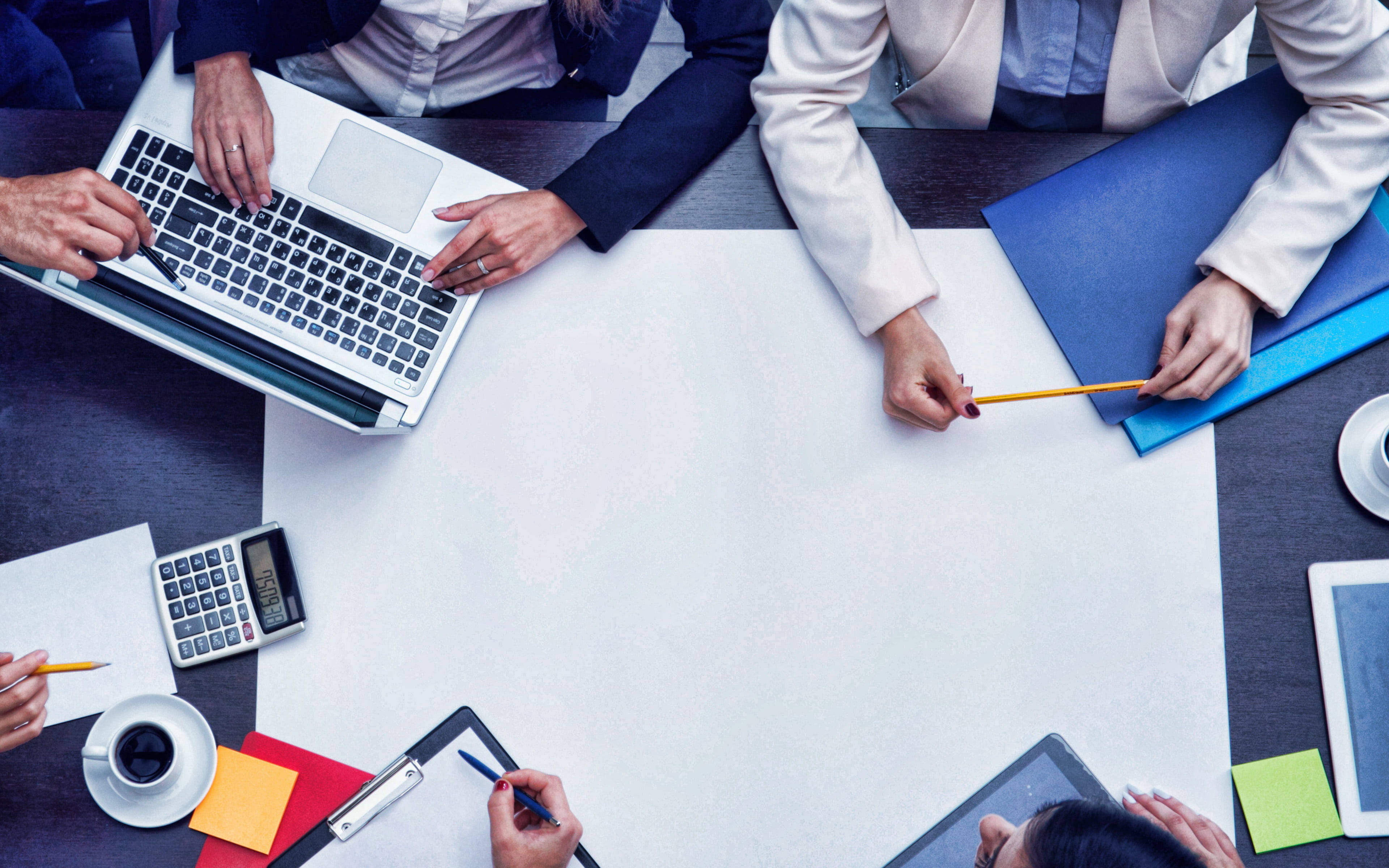 Teamwork, business meeting, overhead view, 4K Desktop Wallpaper
