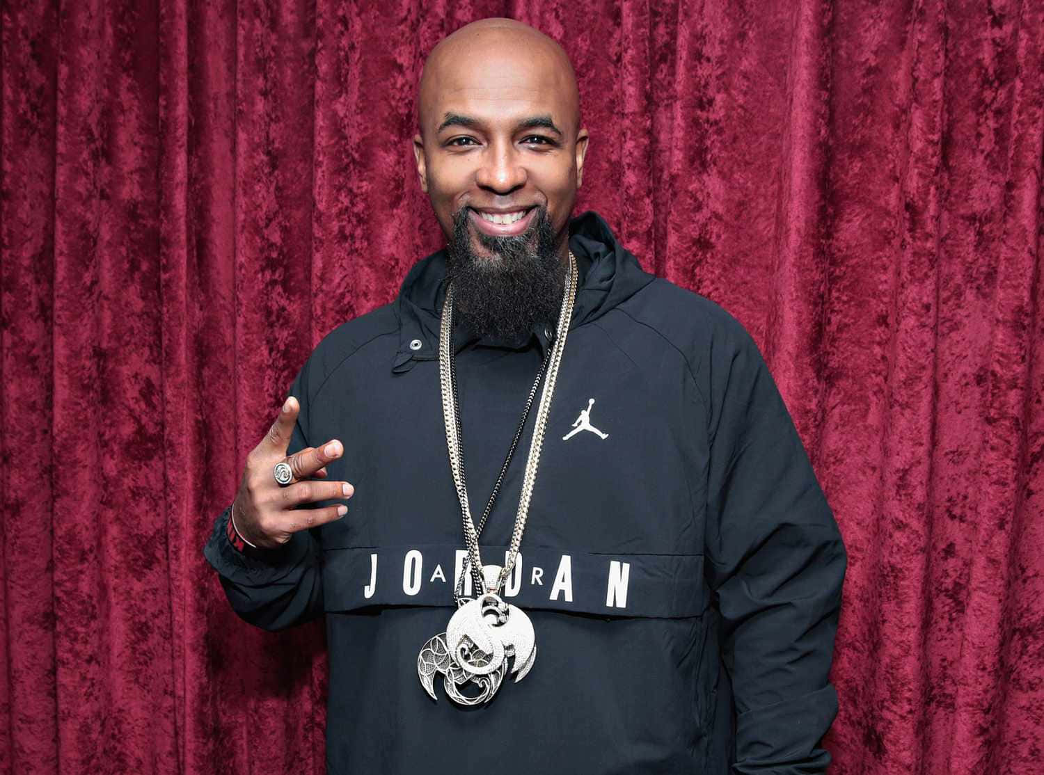 Tech n9ne, red velvet curtain, black Jordan jacket, HD Desktop Wallpaper