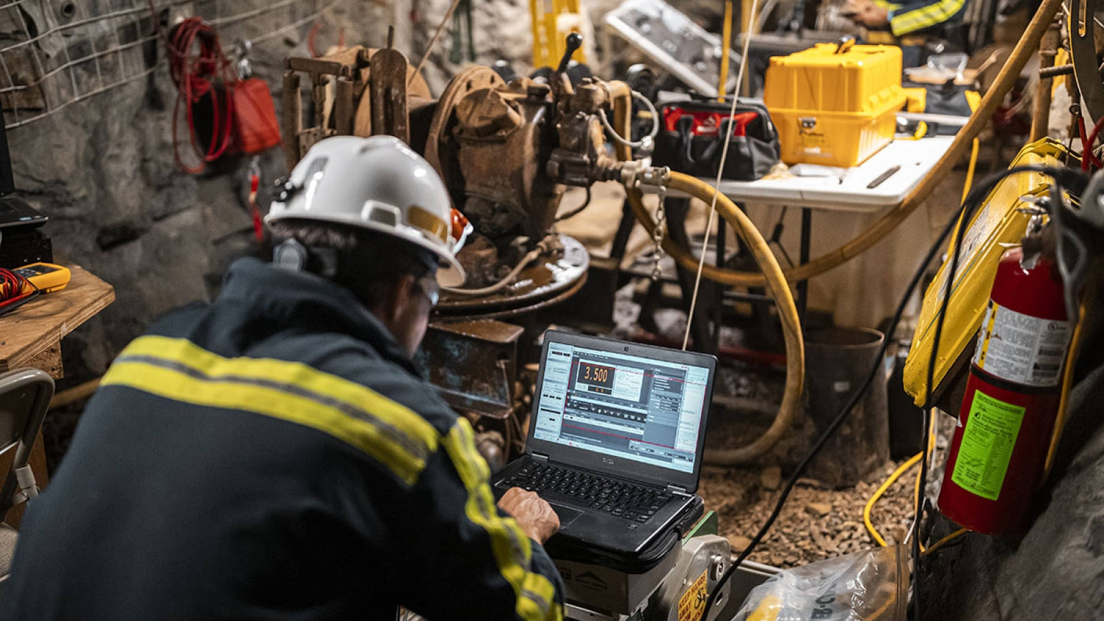 Technician, hard hat, laptop, HD Desktop Wallpaper
