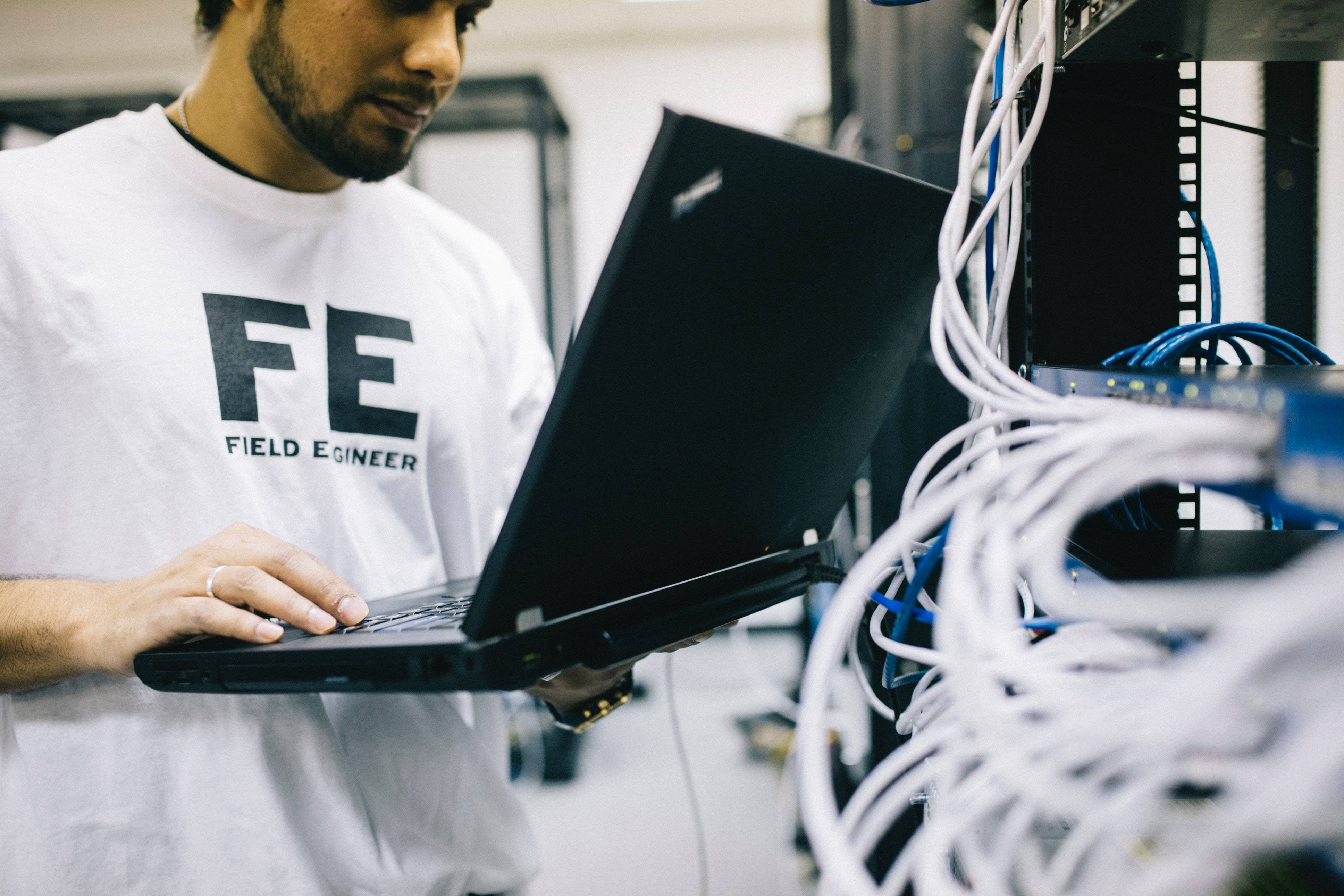field engineer, laptop, tangled server cables, 4K Desktop Wallpaper