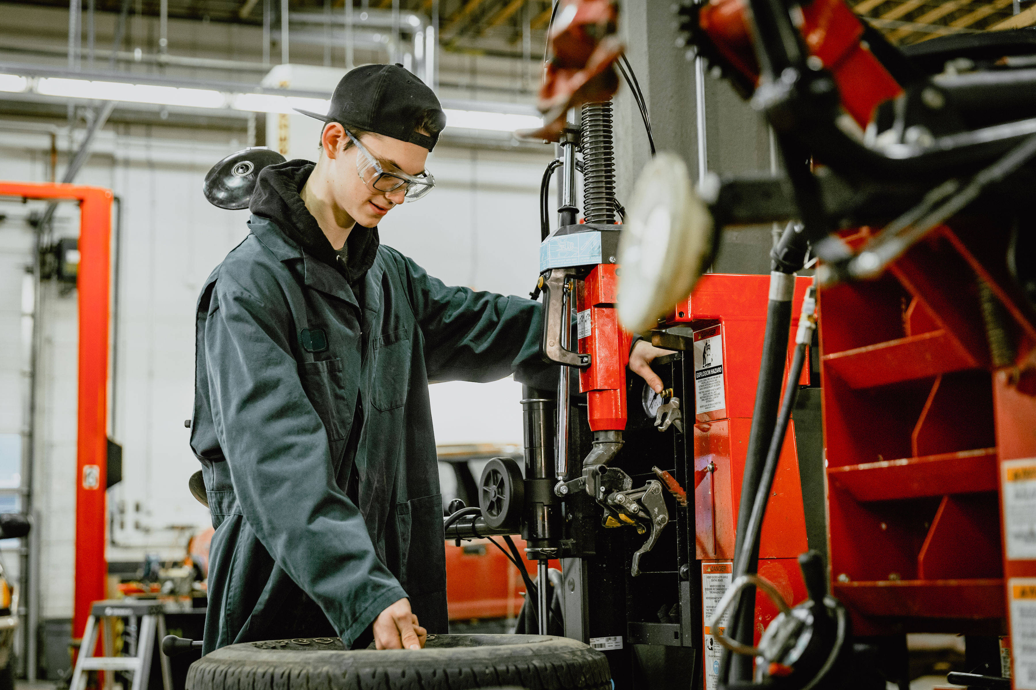 automotive mechanic technician, black cap, safety glasses, 2K Desktop Wallpaper