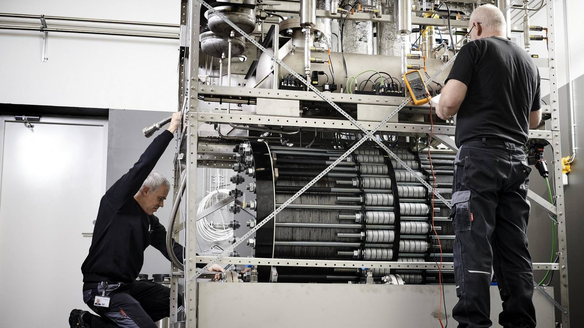 technician, hydrogen-powered generators, clean industrial facility, Full HD Desktop Wallpaper