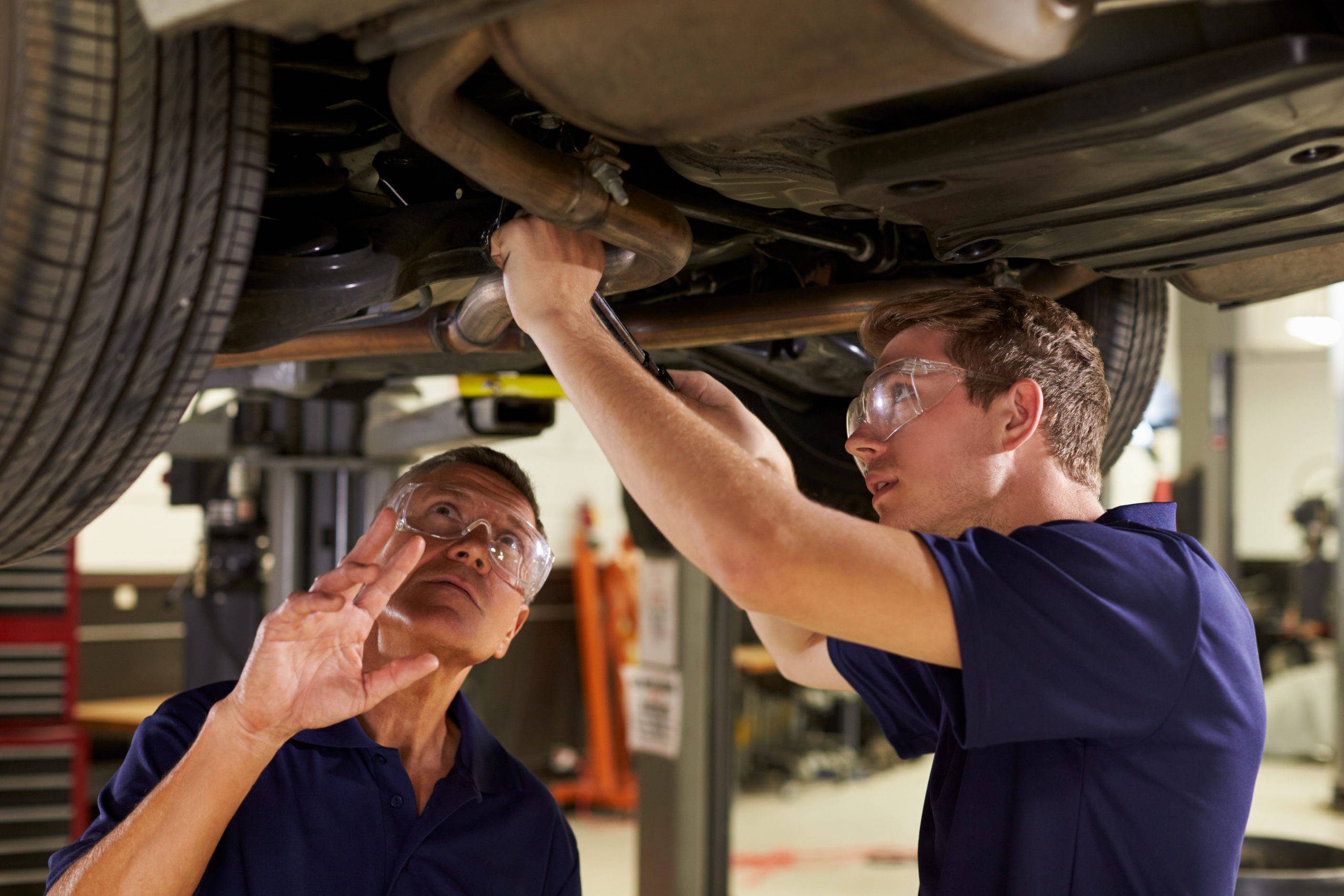 mechanical engineer technician, blue uniforms, safety glasses, 2K Desktop Wallpaper