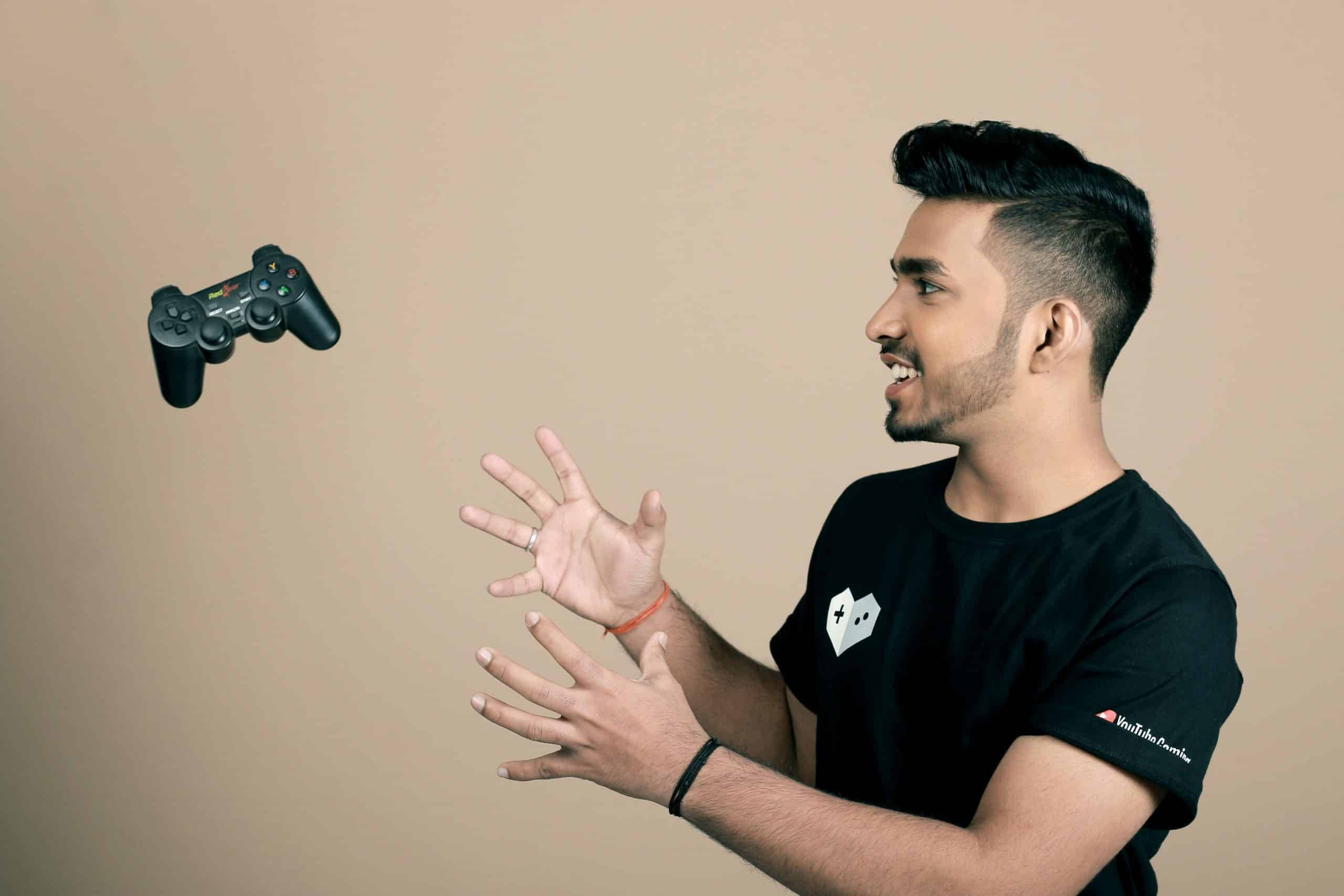 Techno Gamerz, black tshirt, floating black video game controller, 2K Desktop Wallpaper