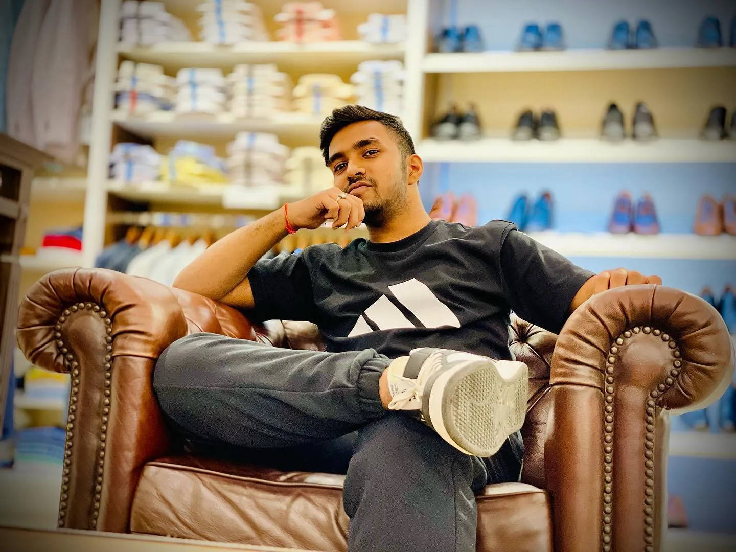 Techno Gamerz, brown leather armchair, brightly lit shoe store, HD Desktop Wallpaper