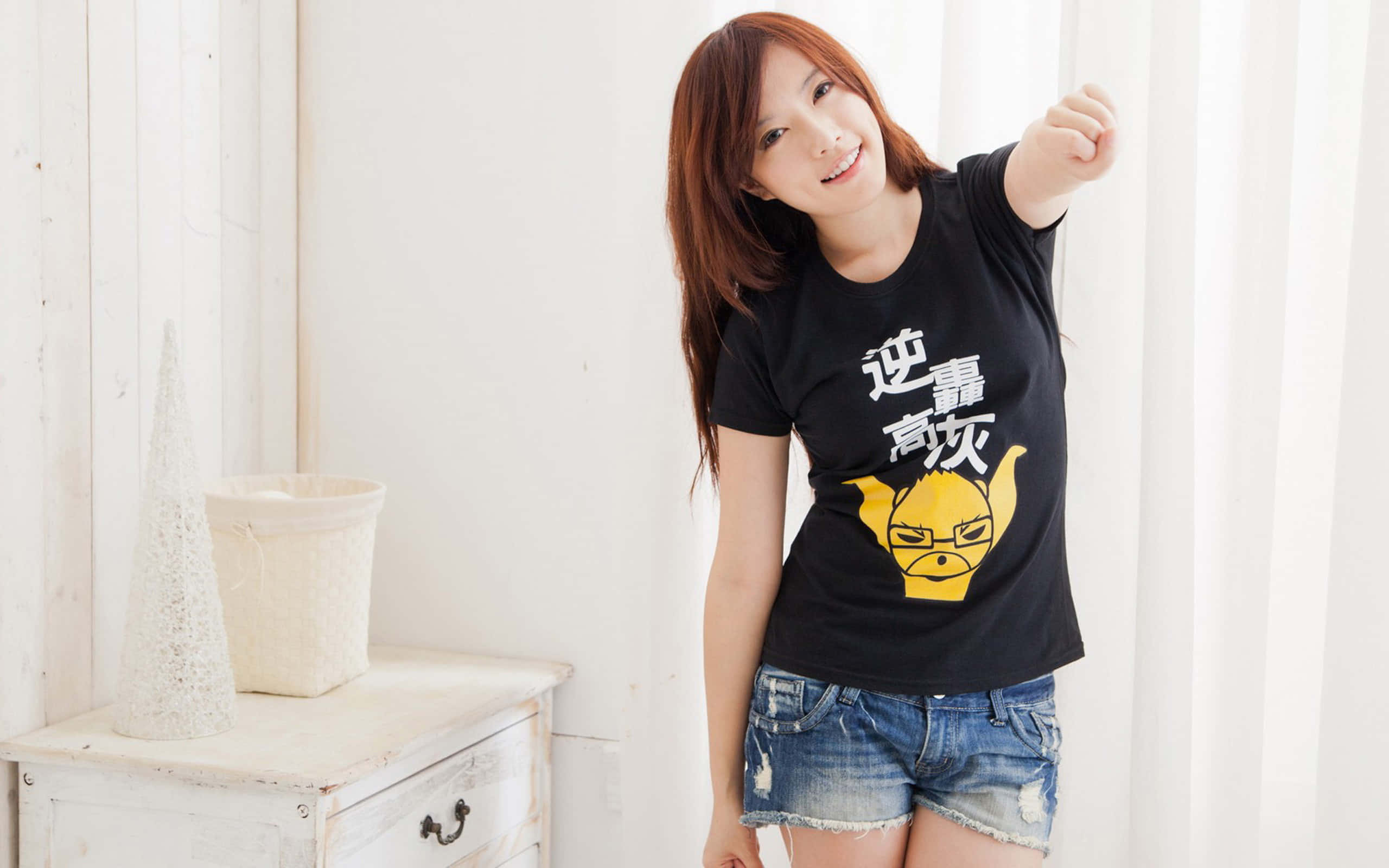 teen girl model, black t-shirt, yellow cartoon graphic, 2K Desktop Wallpaper