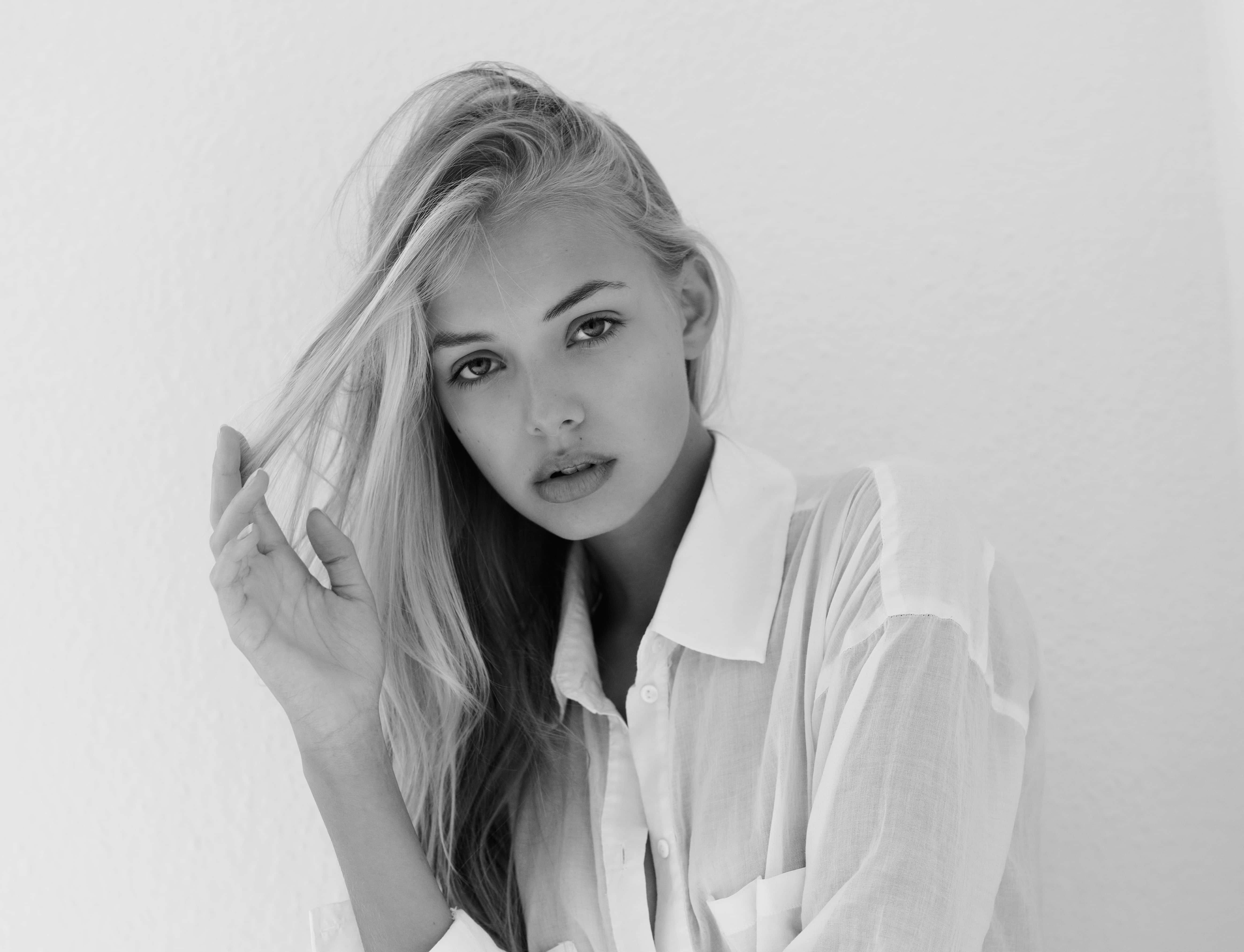 teen girl model, black and white portrait, blonde woman, 5K Desktop Wallpaper