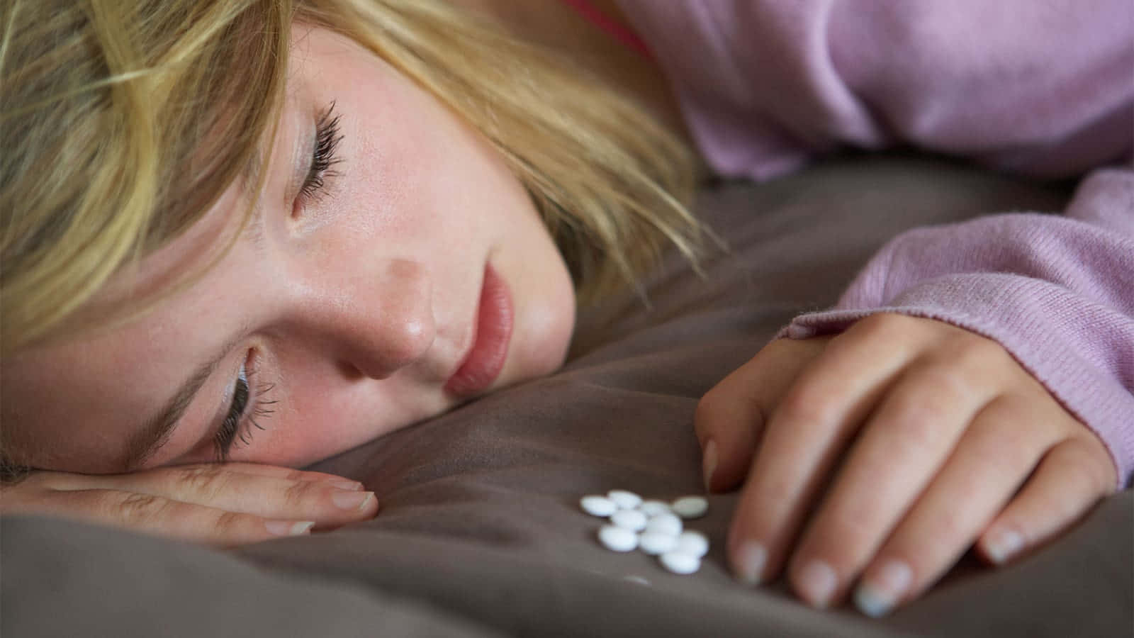 cute aesthetic teenage bed pills, young girl, blonde hair, HD Desktop Wallpaper