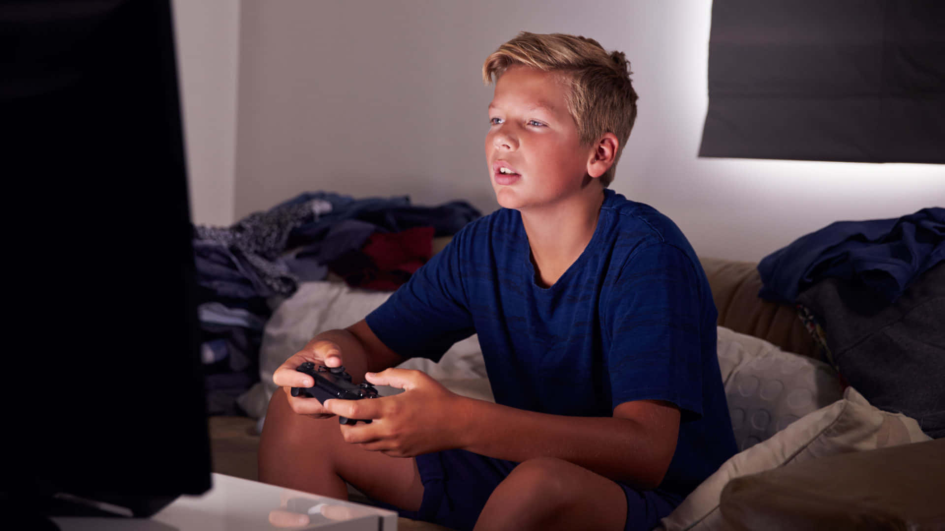 blue shirt, game controller, couch, Full HD Desktop Wallpaper