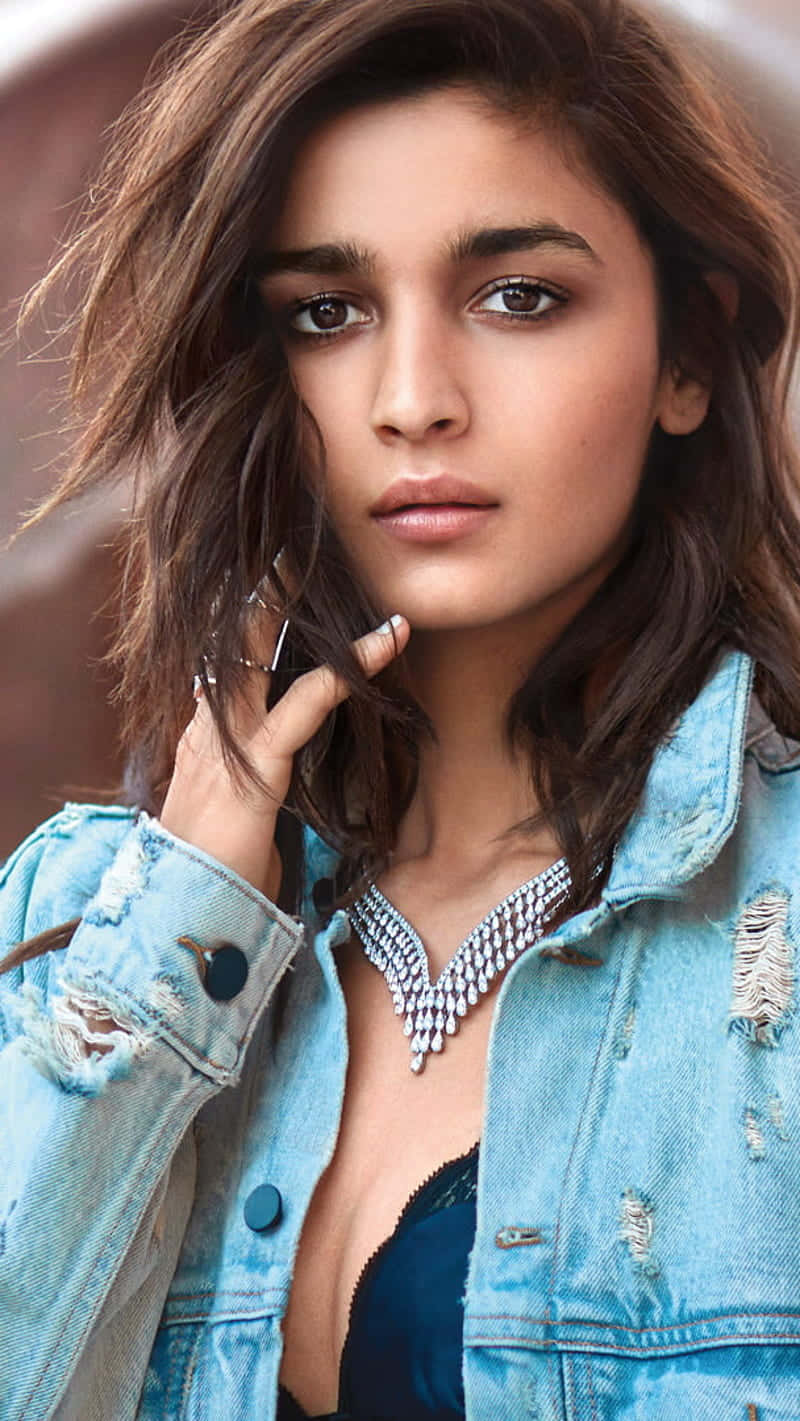 Indian Beauty, young teenage girl, wavy brown hair, HD Phone Wallpaper