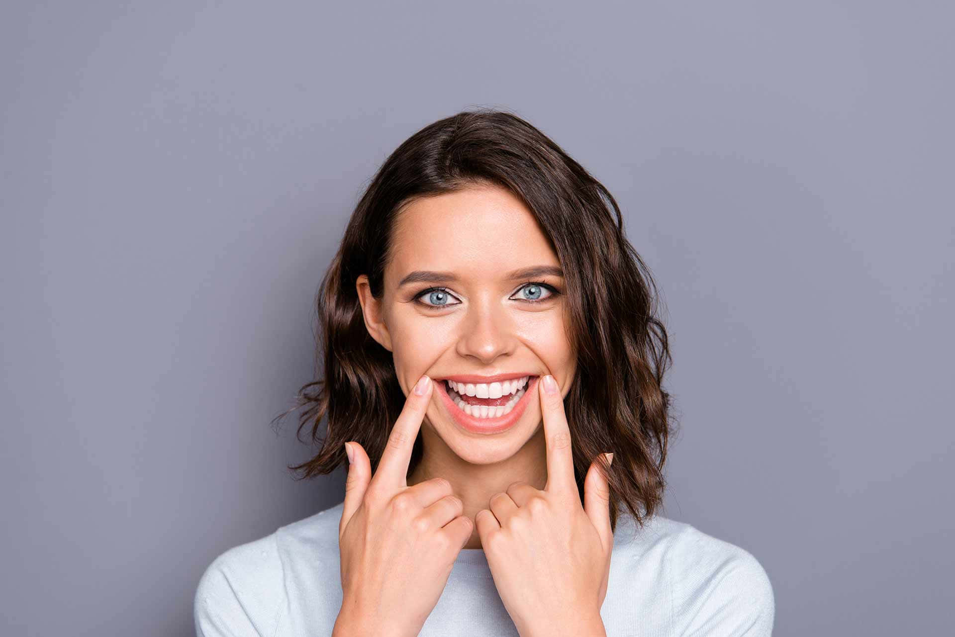 teeth whitening, bright blue eyes, wavy brown hair, Full HD Desktop Wallpaper