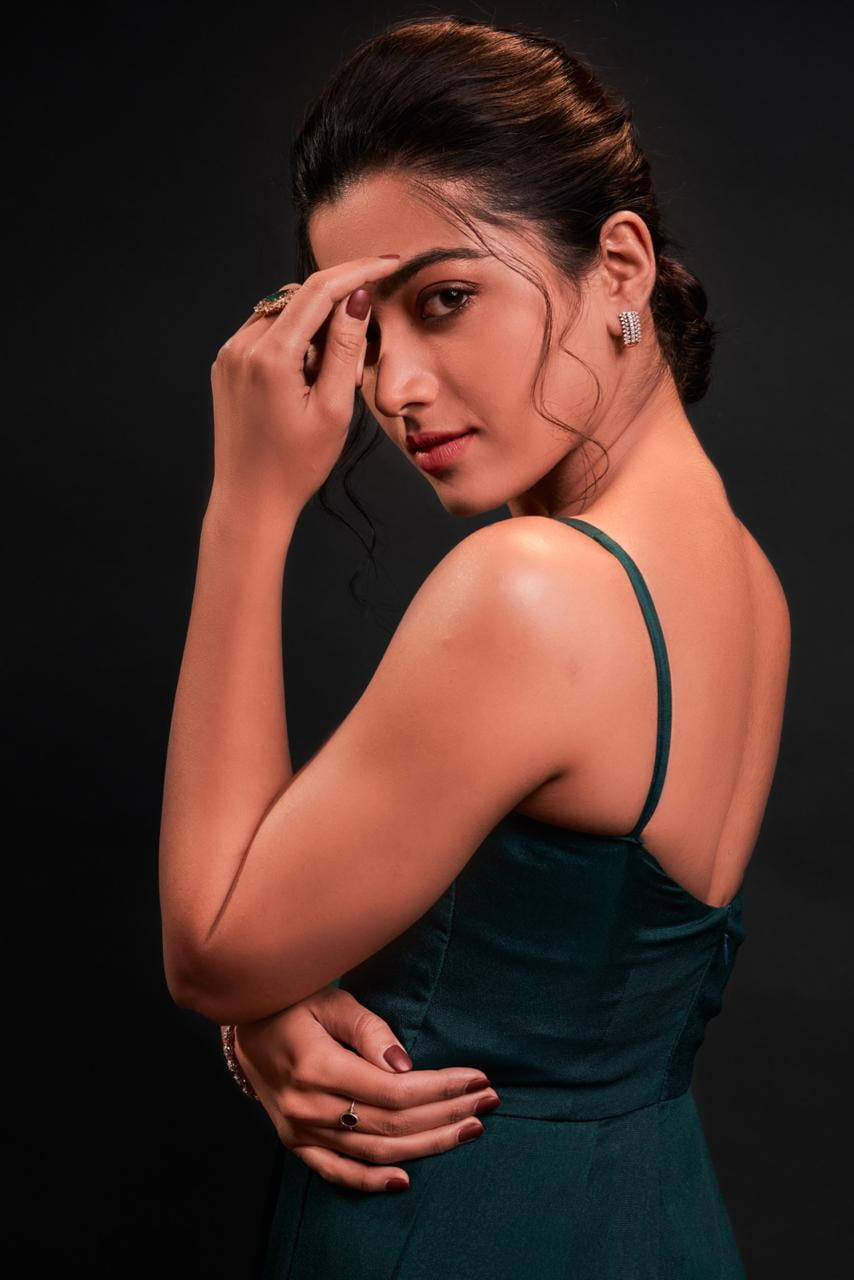 teal dress, black background, confident gaze, HD Phone Wallpaper
