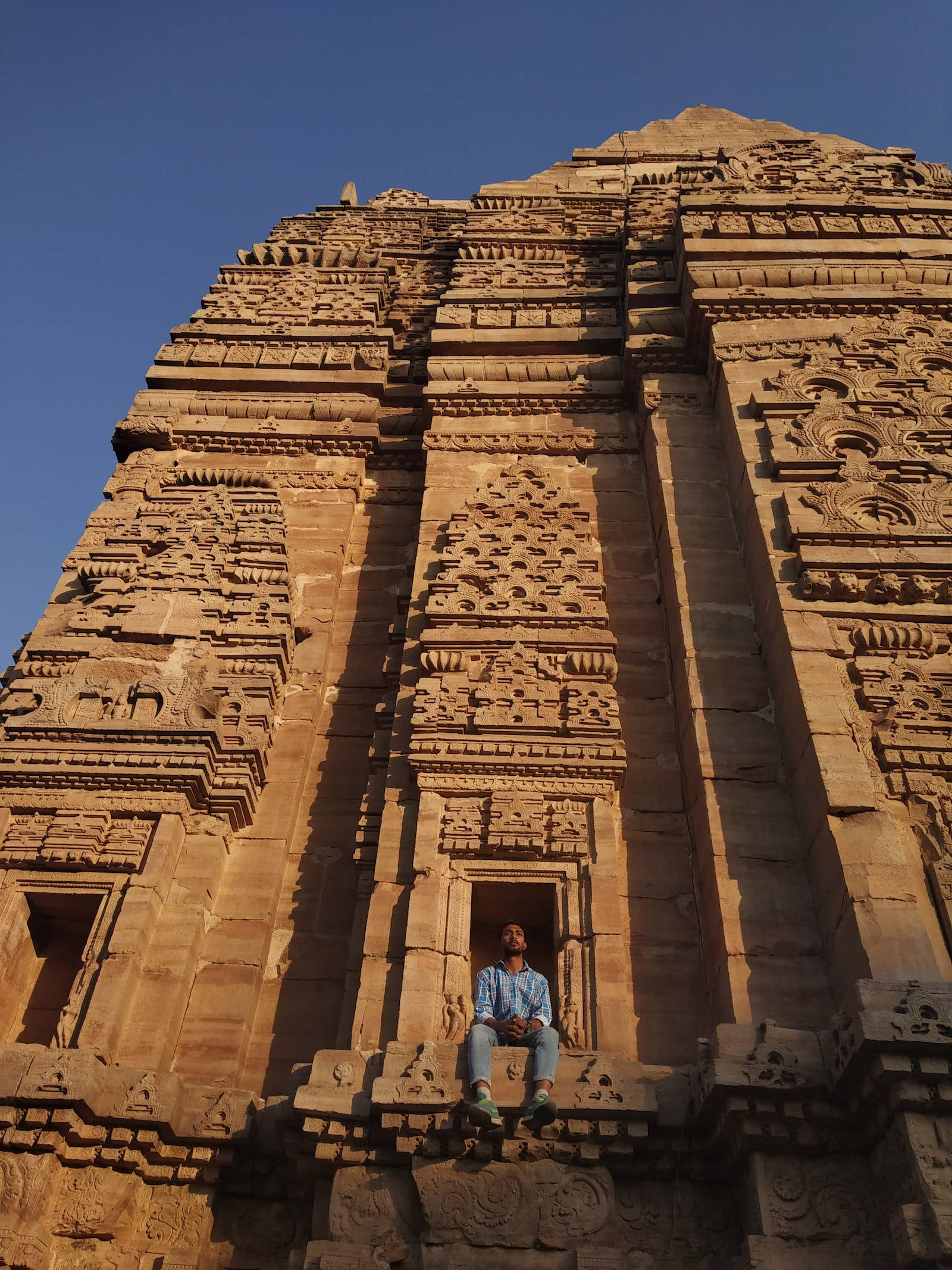 Hindu temple, carved stone ledge, ancient intricately detailed temple, Full HD Phone Wallpaper