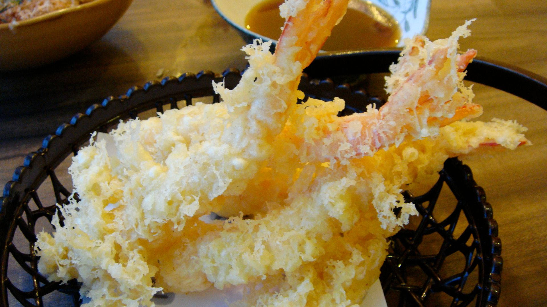 crispy tempura shrimp, golden tempura shrimp, black wire basket, Full HD Desktop Wallpaper
