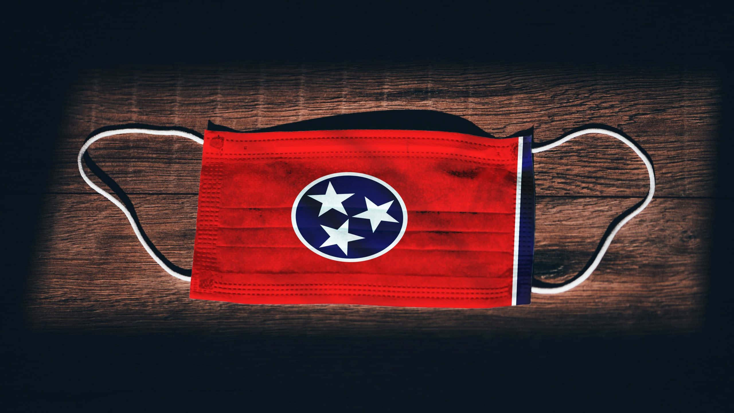 Tennessee flag, red face mask, dark wooden surface, 2K Desktop Wallpaper